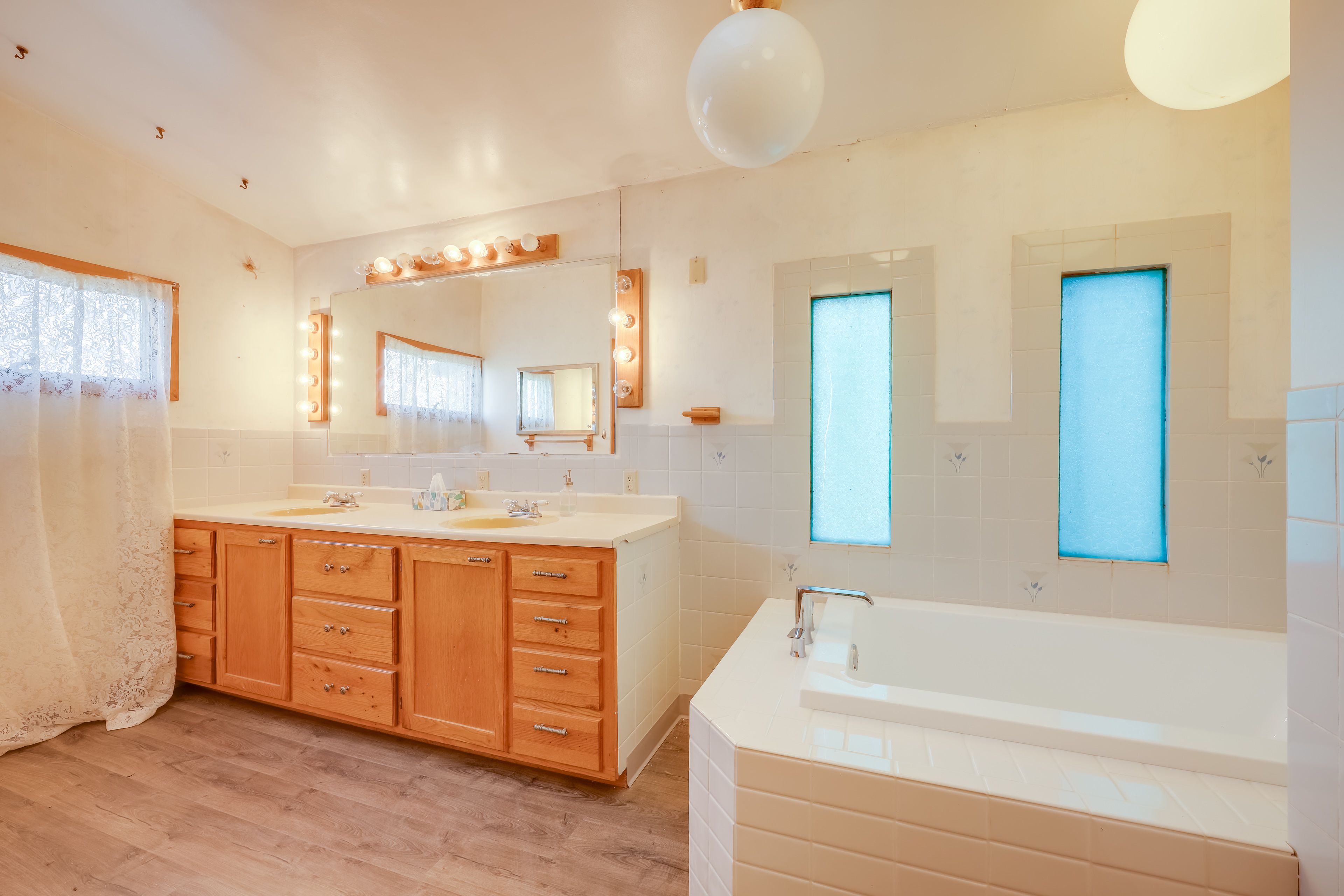 Full Bathroom | Towels Provided | Complimentary Toiletries | 1st Floor