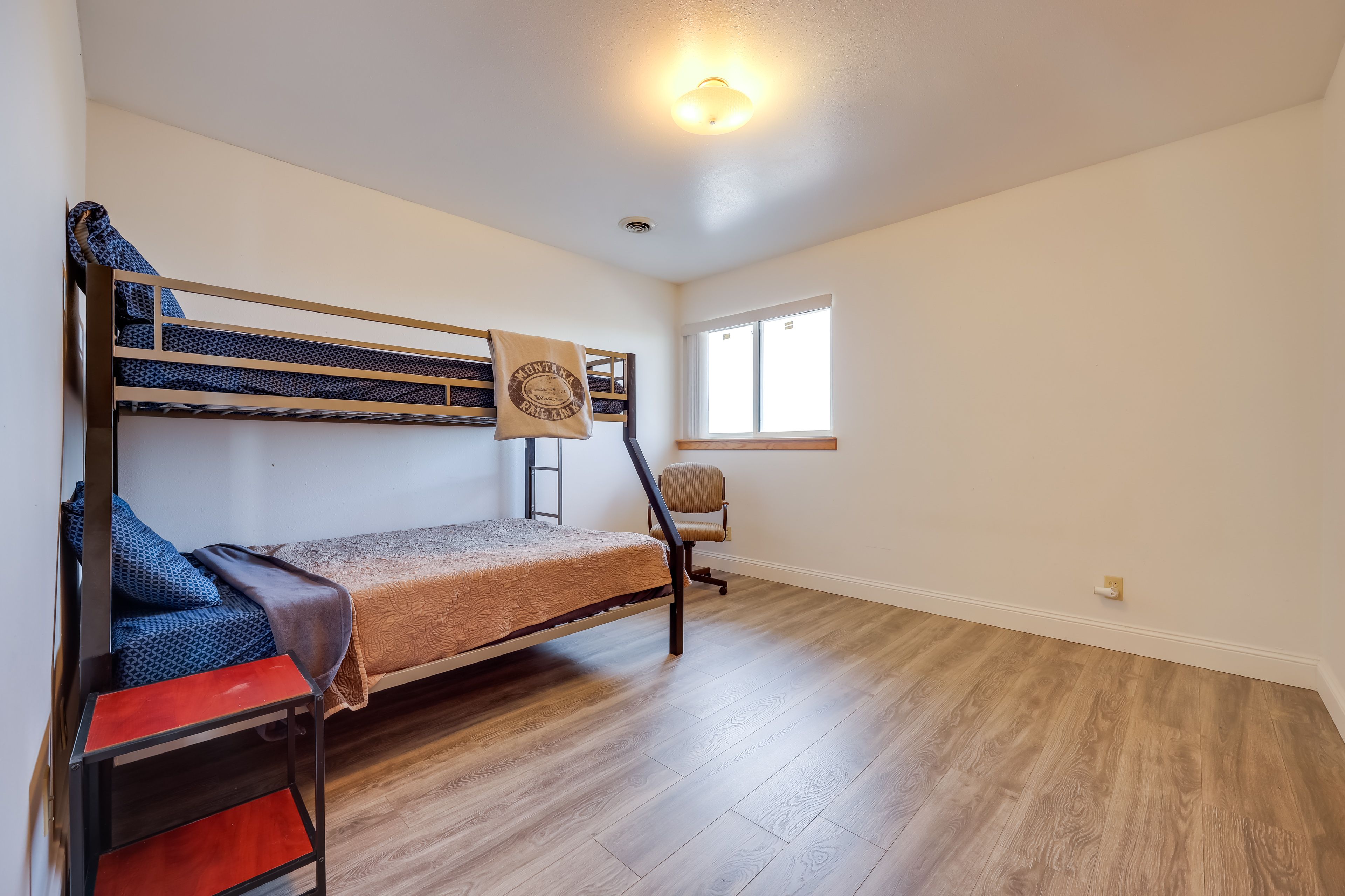 Bedroom 2 | Twin/Full Bunk Bed