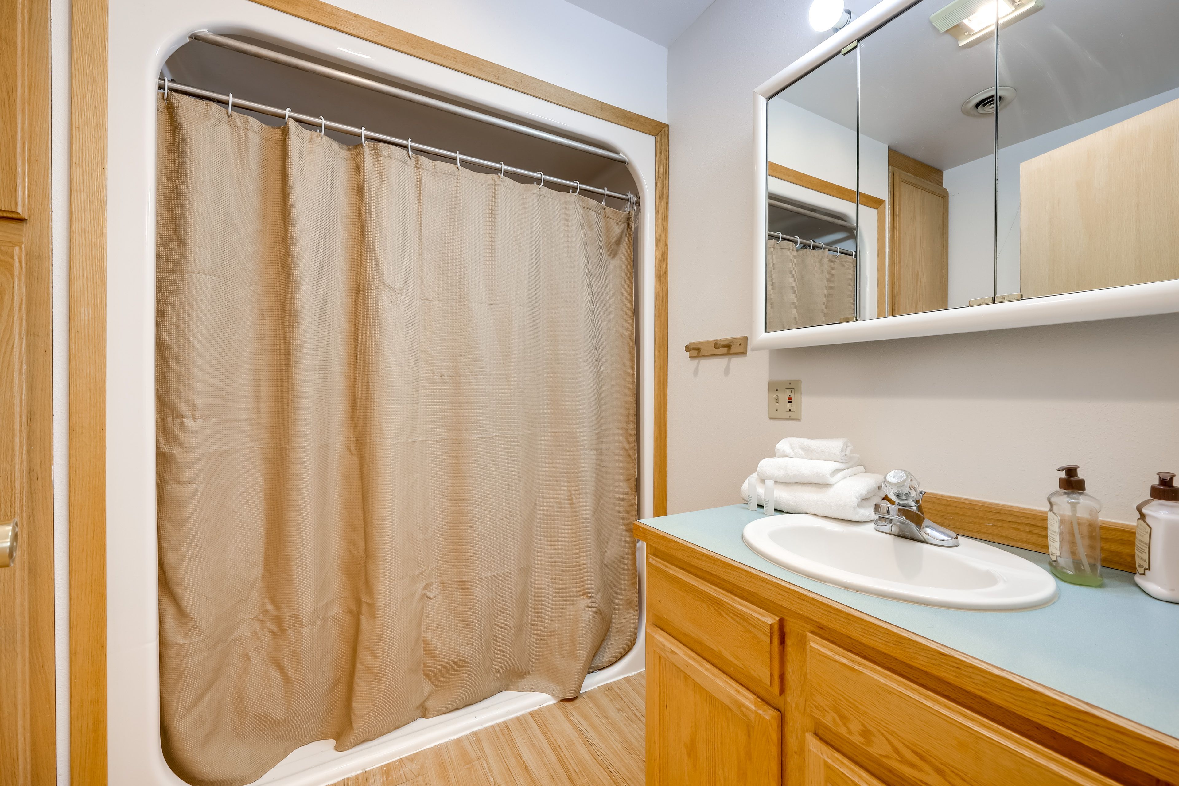 En-Suite Bathroom | Towels Provided | Complimentary Toiletries