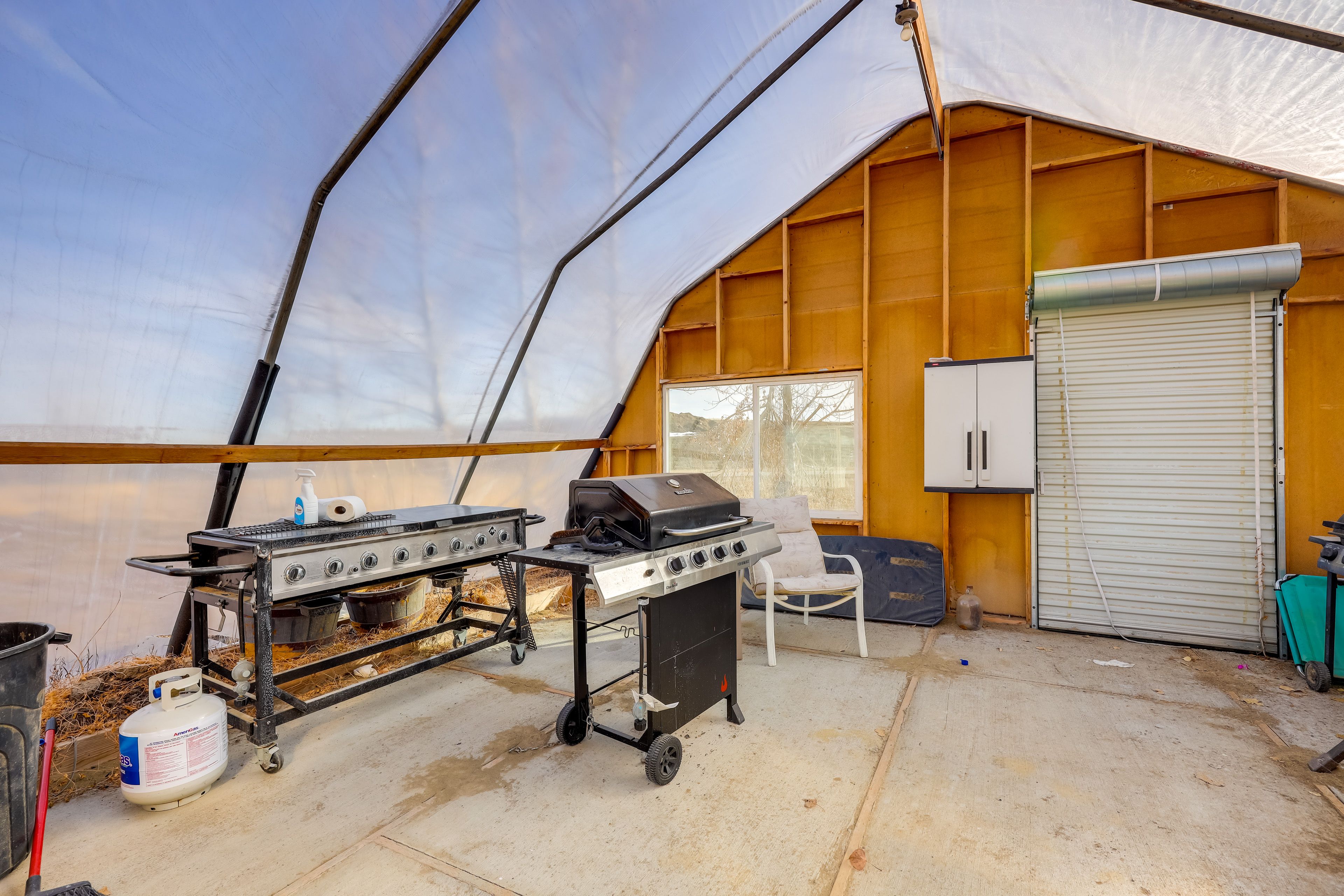 Community Enclosed Patio | Gas Grill | 8-Burner Gas Griddle