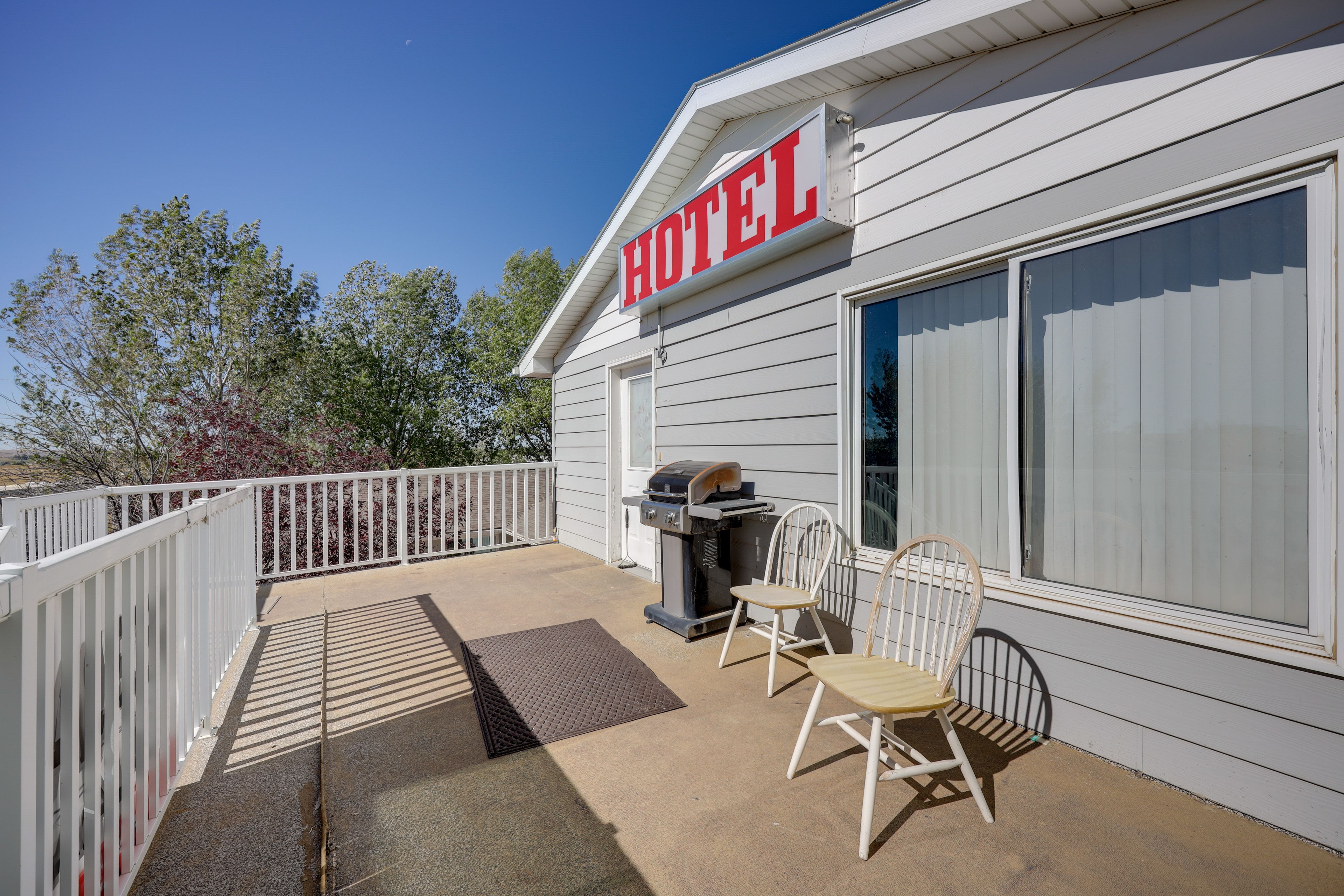 Country Inn Community Amenities | Deck | Gas Grill