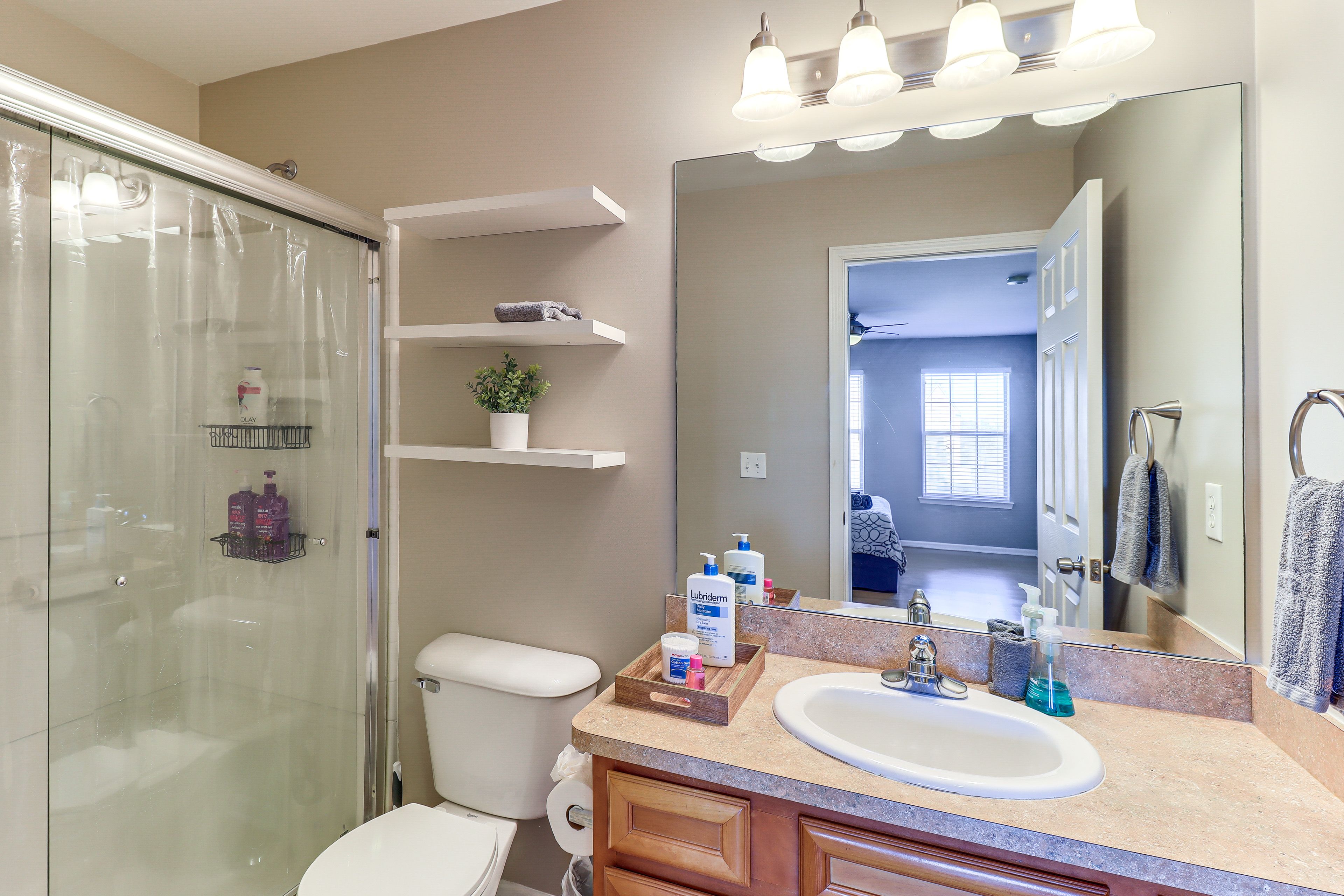 Full Bathroom | Shower | Towels Provided | Upper Level