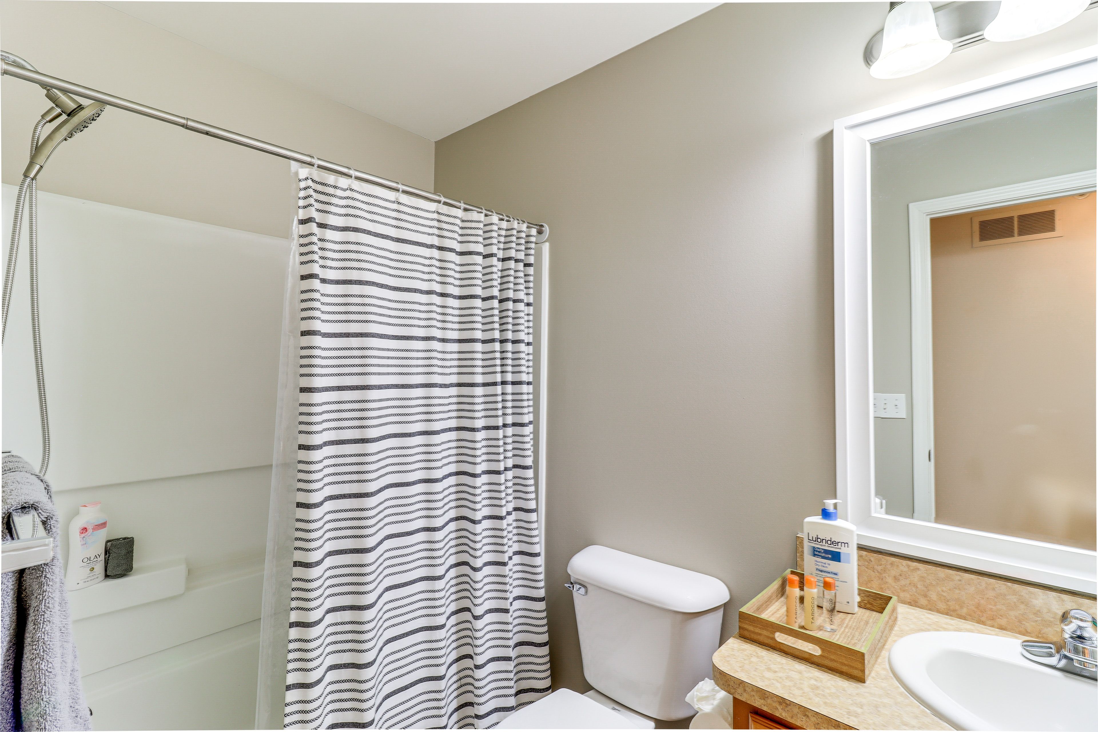 Full Bathroom | Complimentary Toiletries | Upper Level