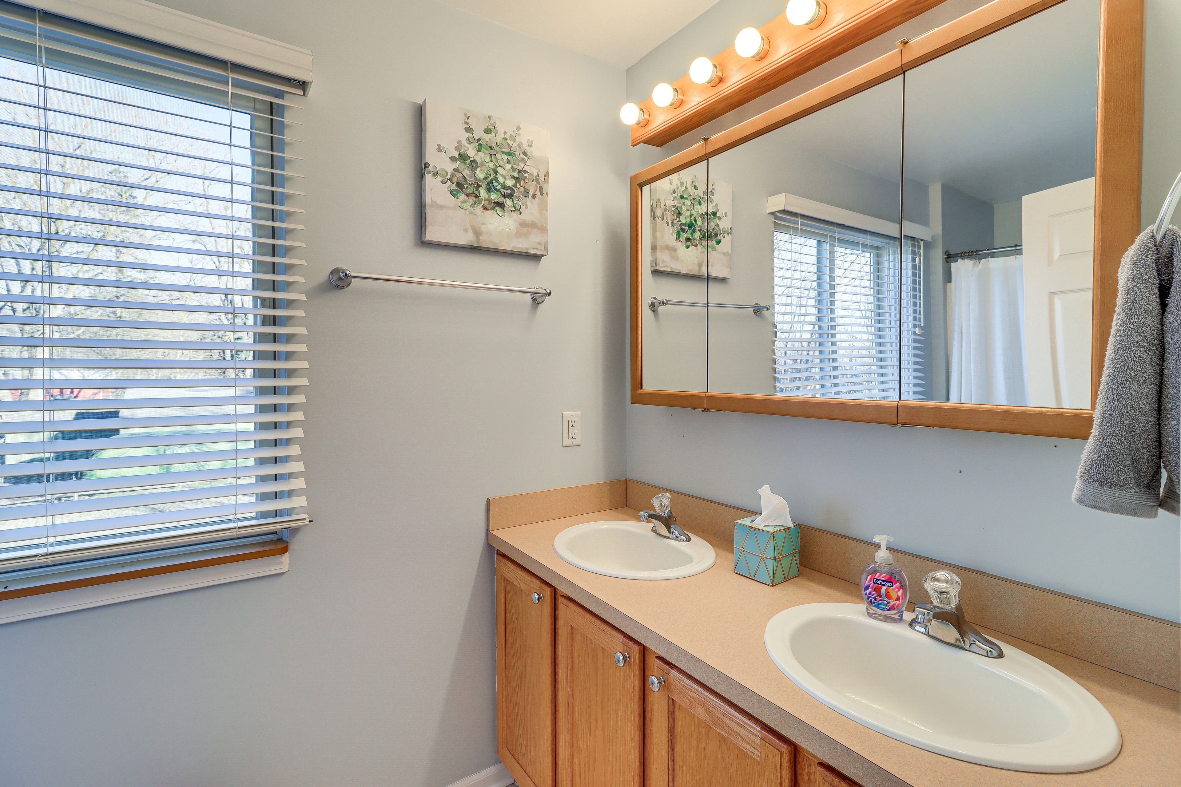 Full Bathroom | Towels Provided | 2nd Floor
