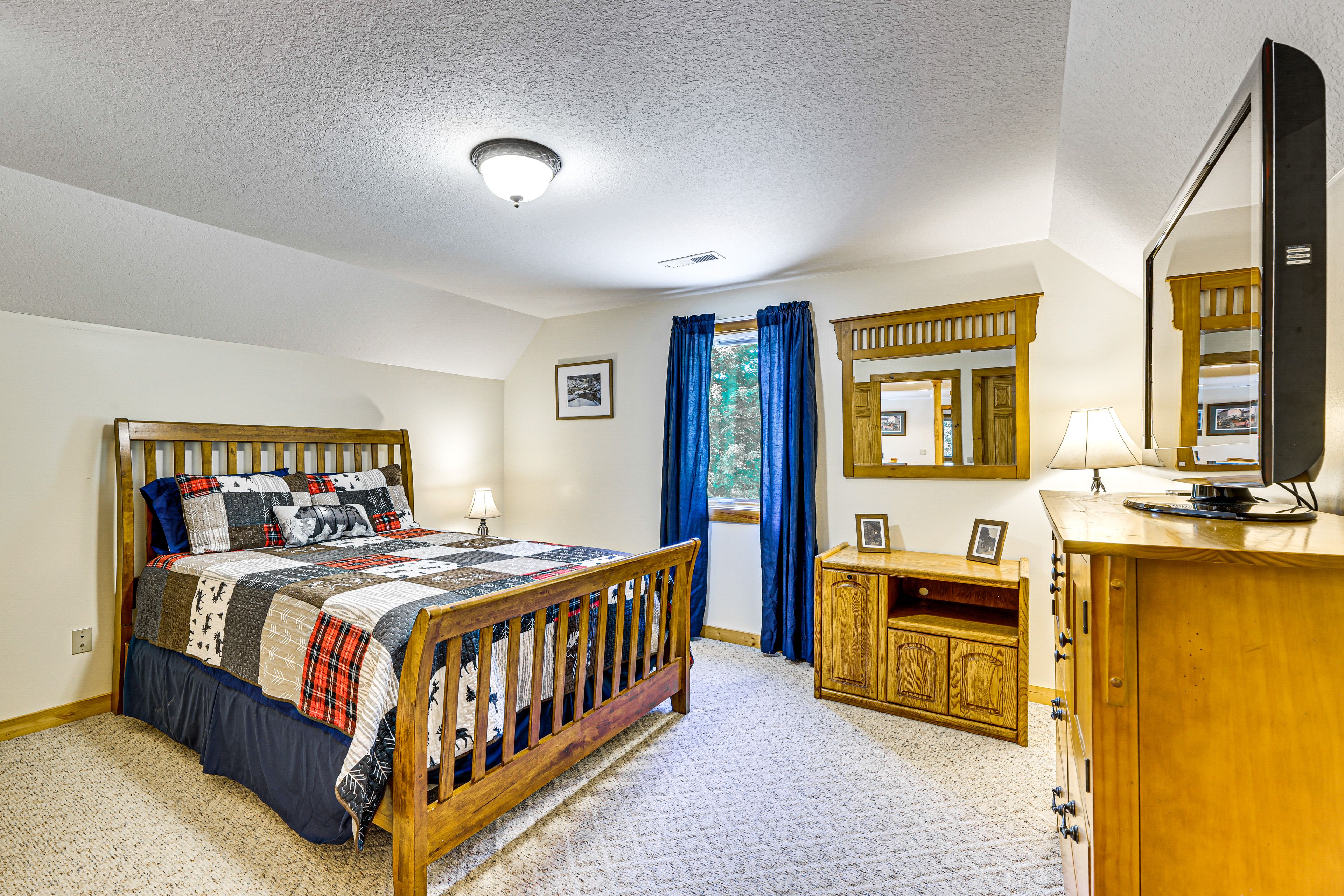 Bedroom 3 | 2nd Floor | Queen Bed