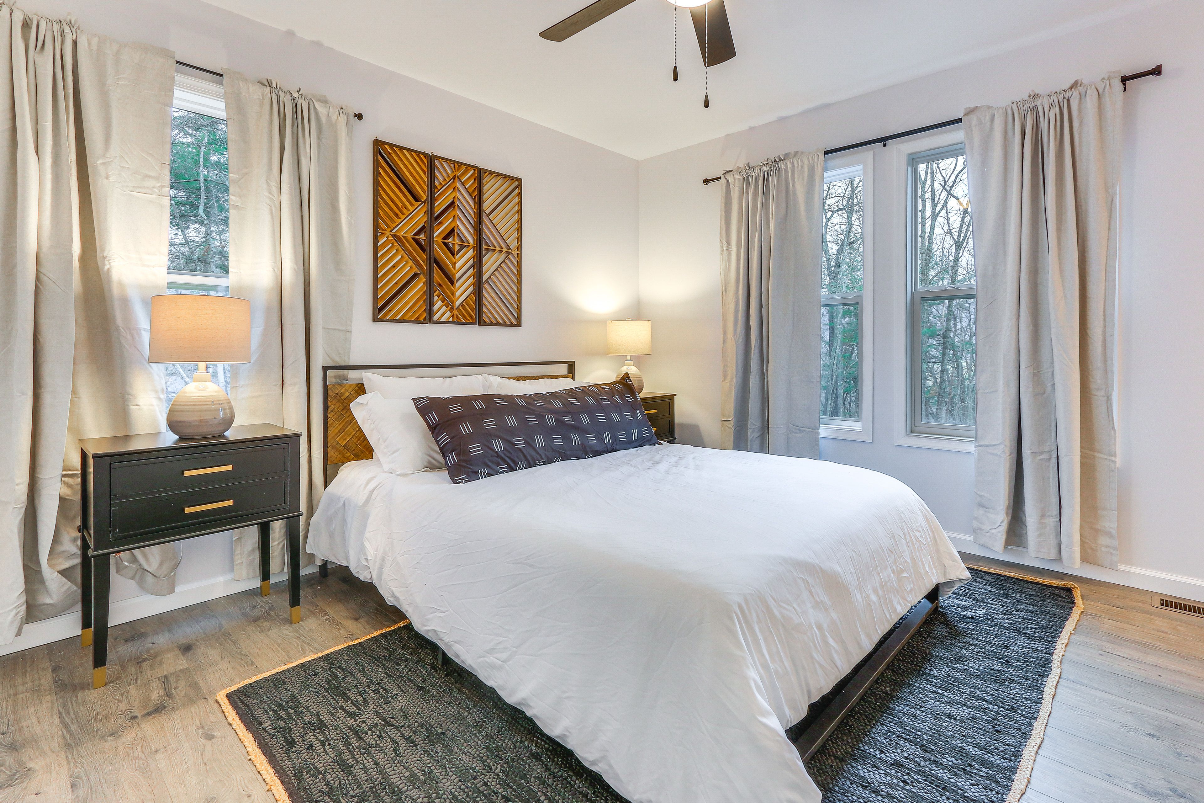 Bedroom 3 | Queen Bed | Laptop-Friendly Workspace