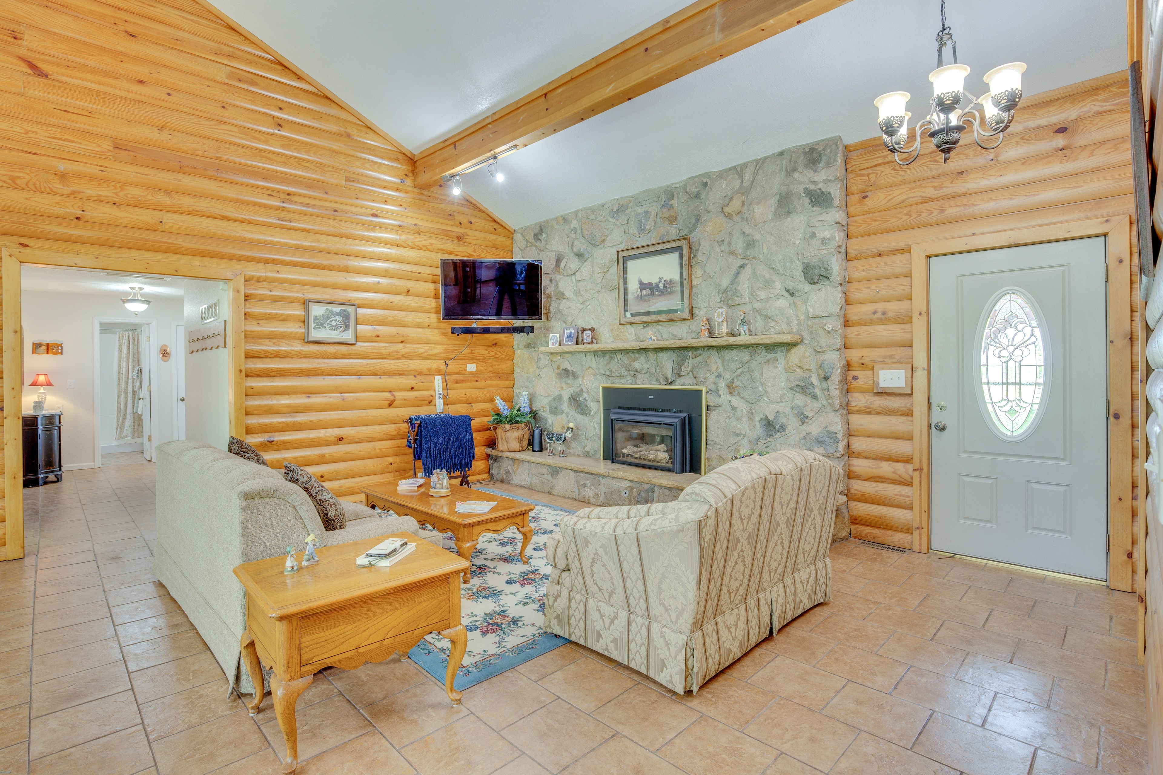 Living Room | Smart TV | Central A/C | Fireplace | Main Floor