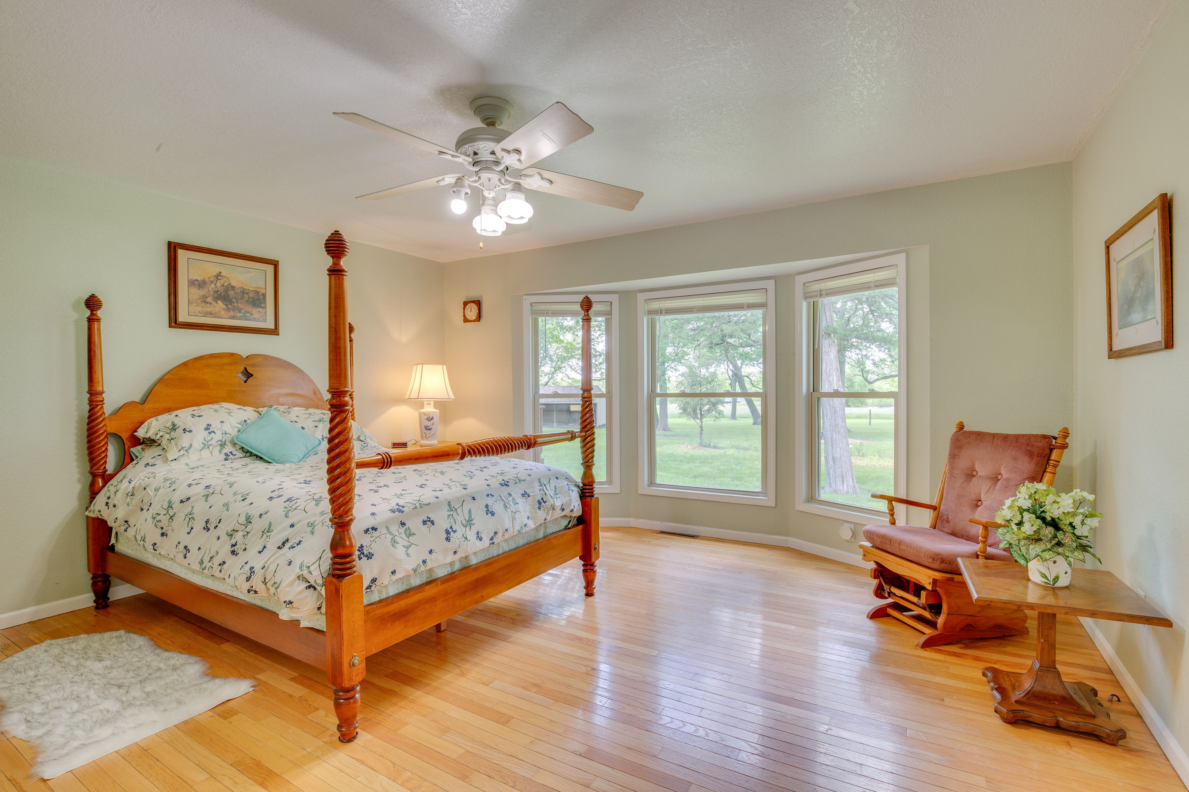 Bedroom 1 | Queen Bed | Main Floor | En-Suite Bathroom