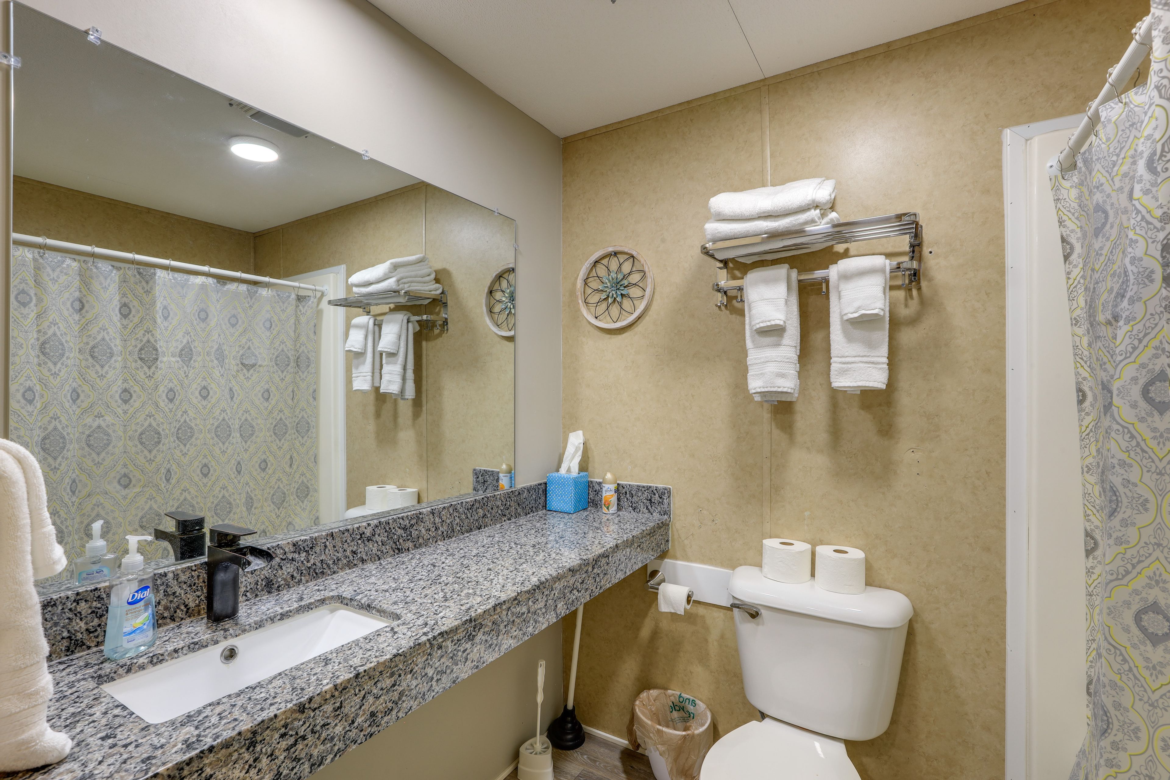 Full Bathroom | Complimentary Toiletries | Towels Provided