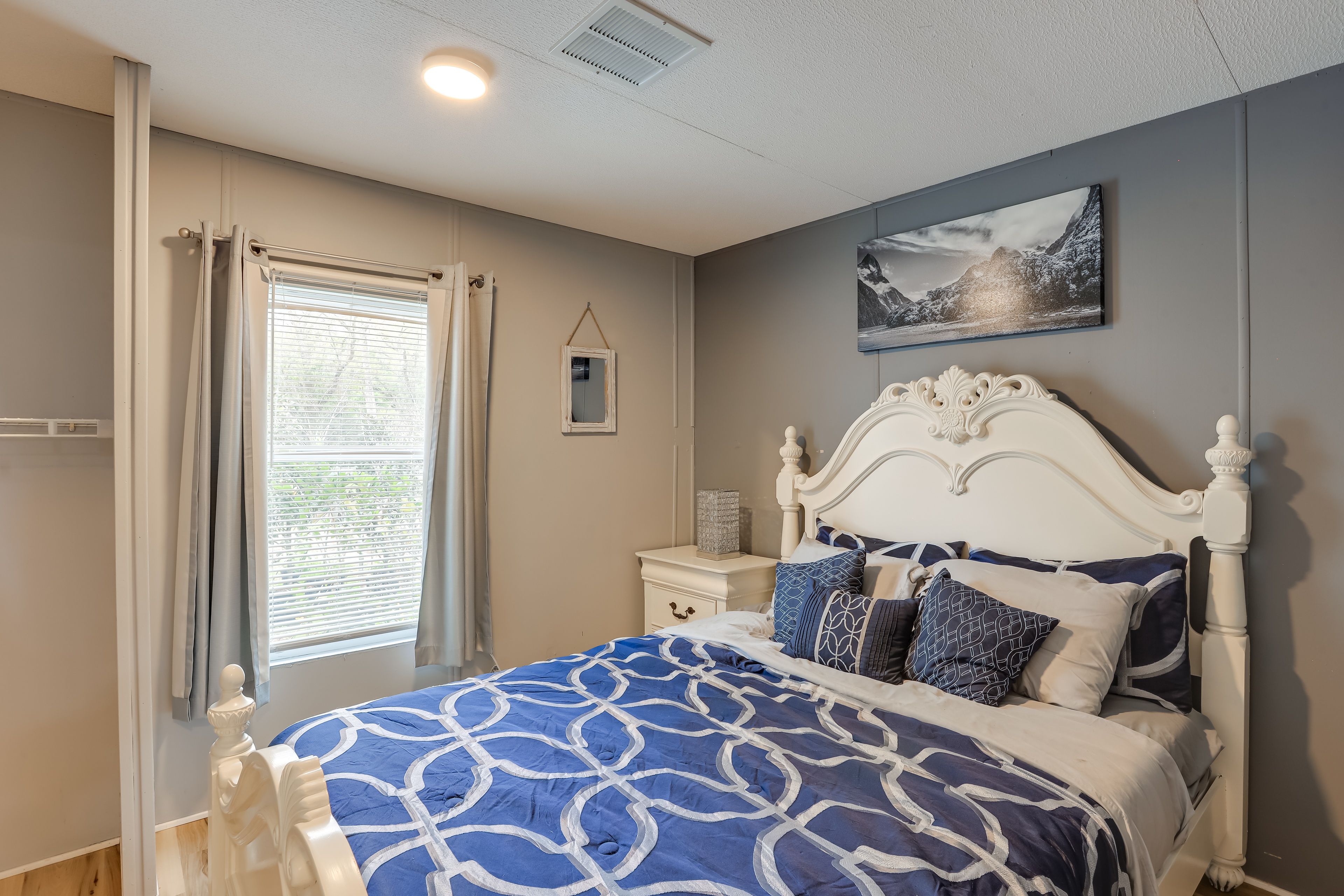 Bedroom 1 | Queen Bed