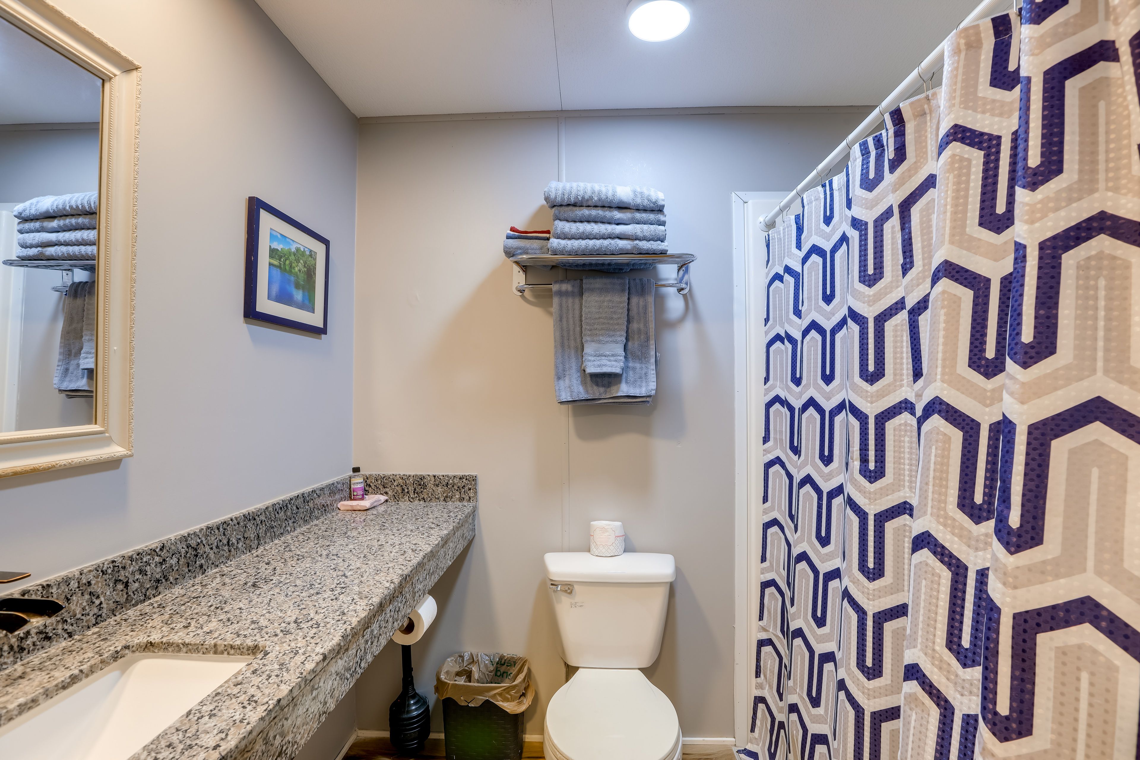 Full Bathroom | Complimentary Toiletries | Towels Provided