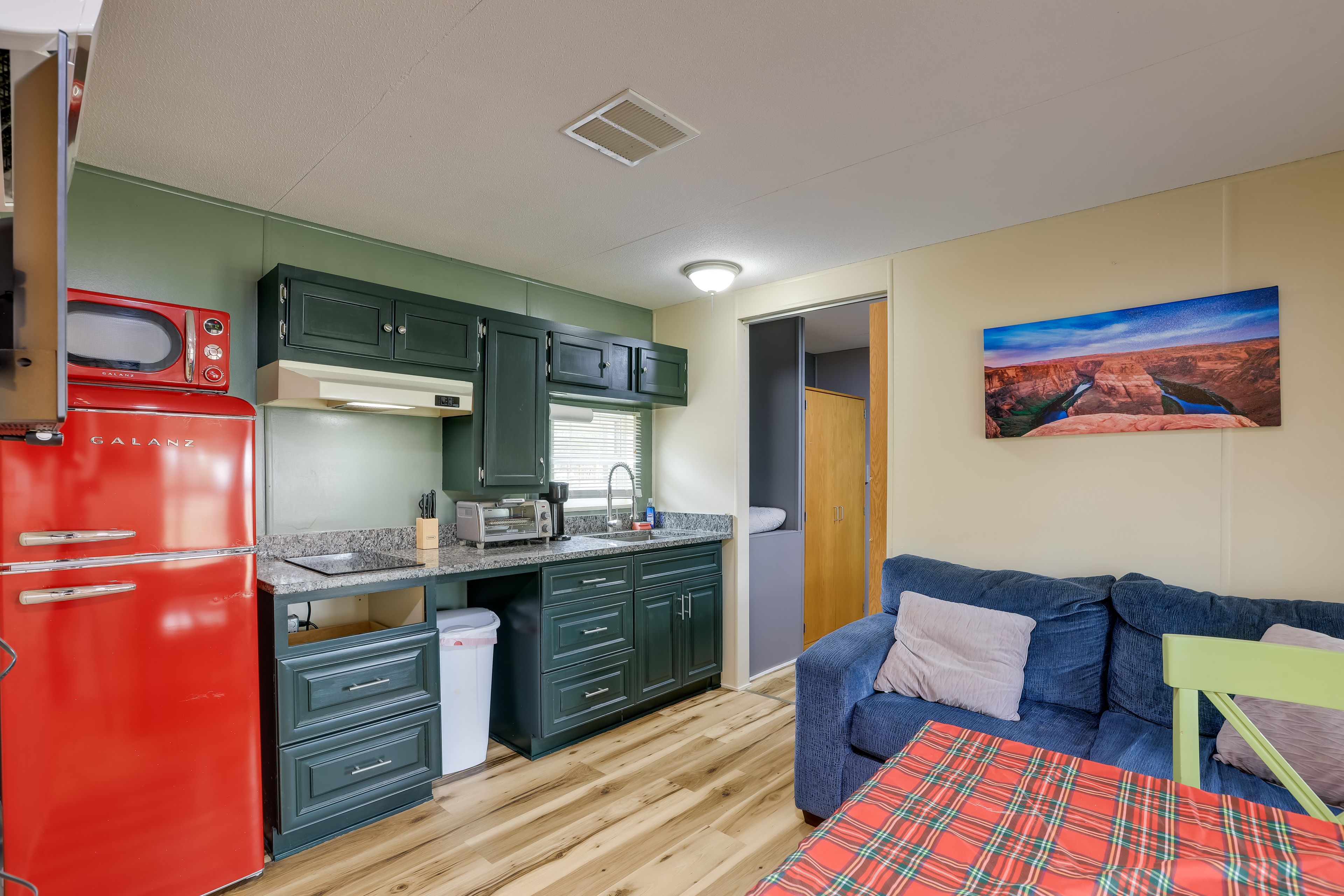 Kitchenette | Hot Plate | Coffee Maker