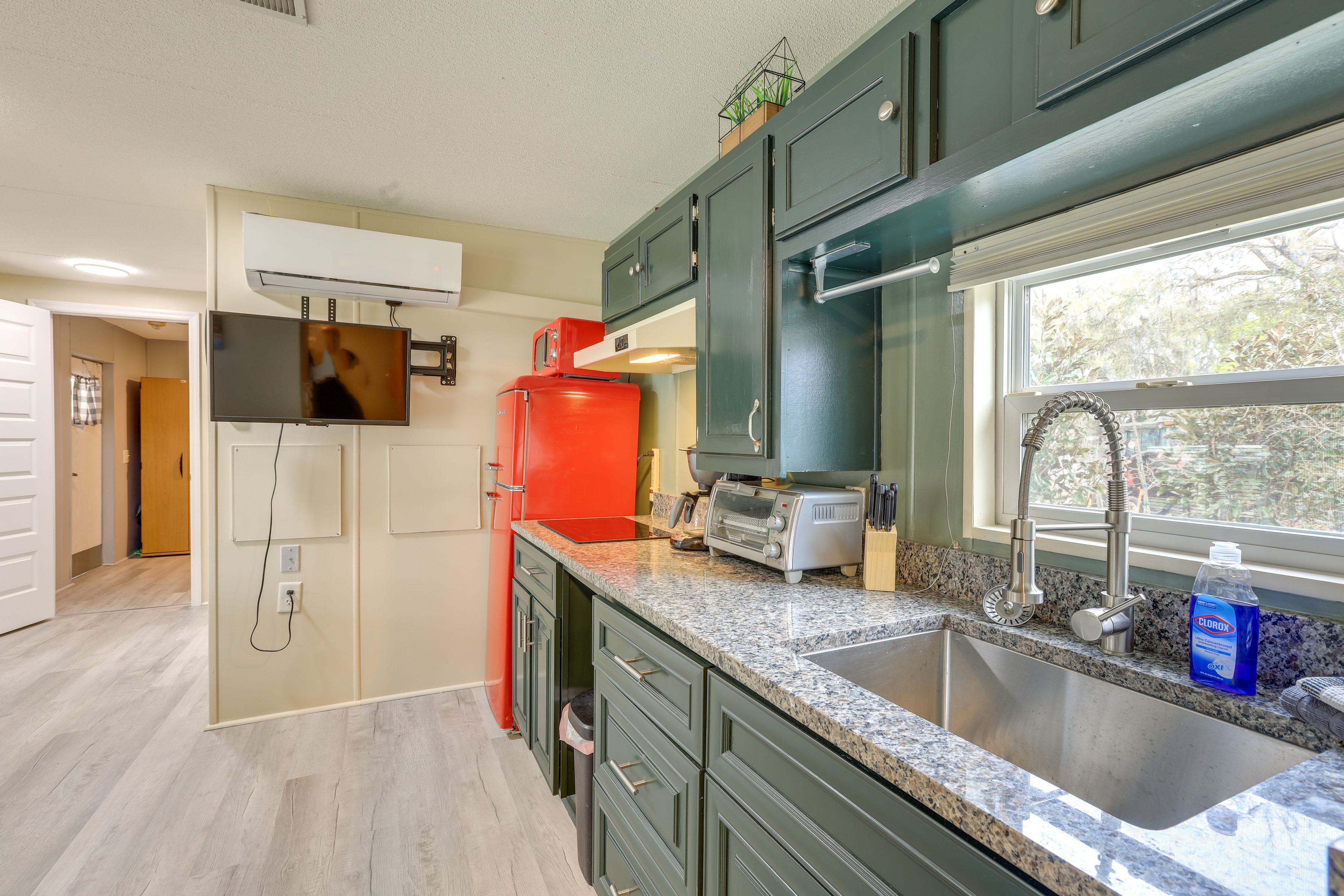 Kitchenette | Hot Plate | Microwave