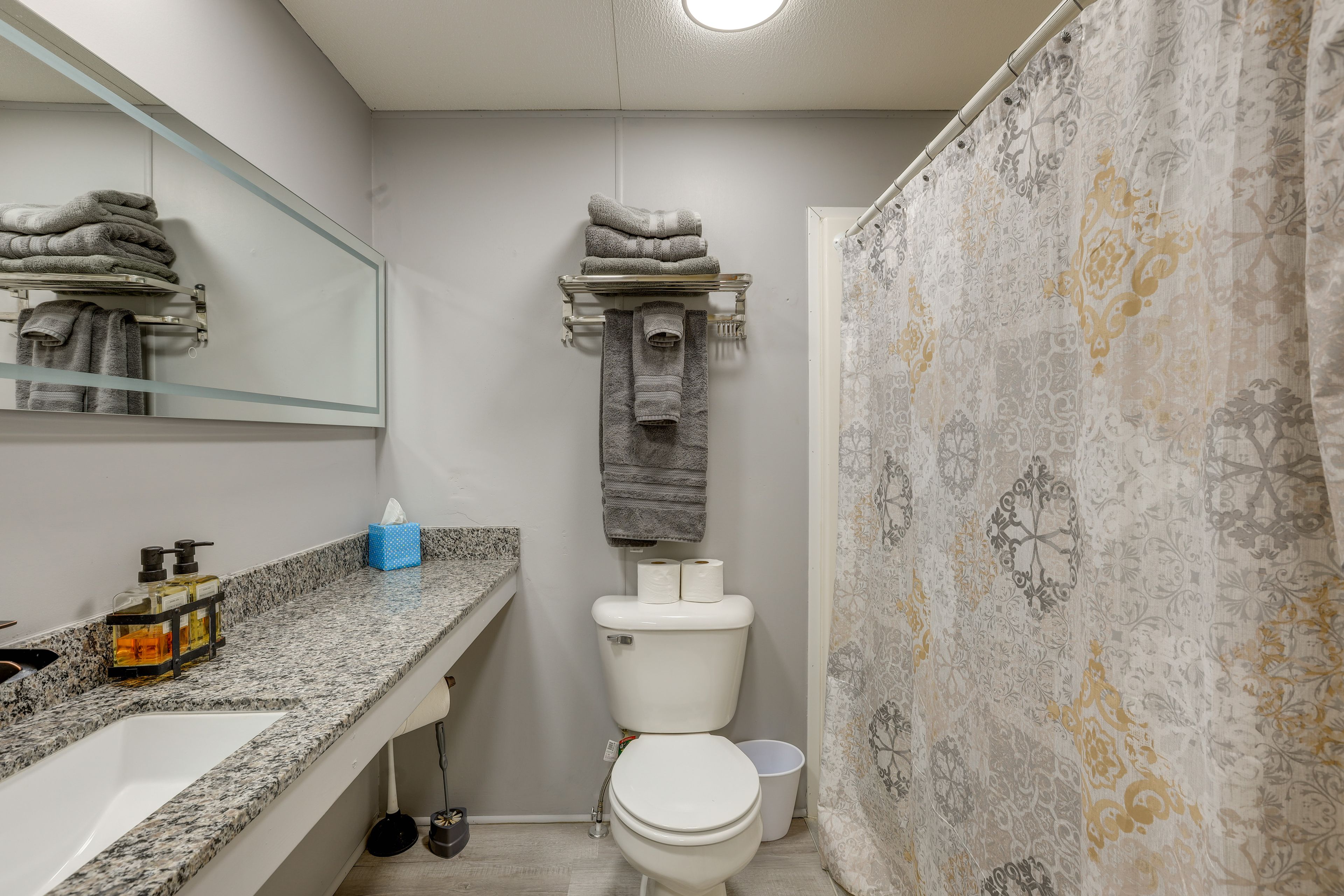 Full Bathroom | Complimentary Toiletries | Towels Provided