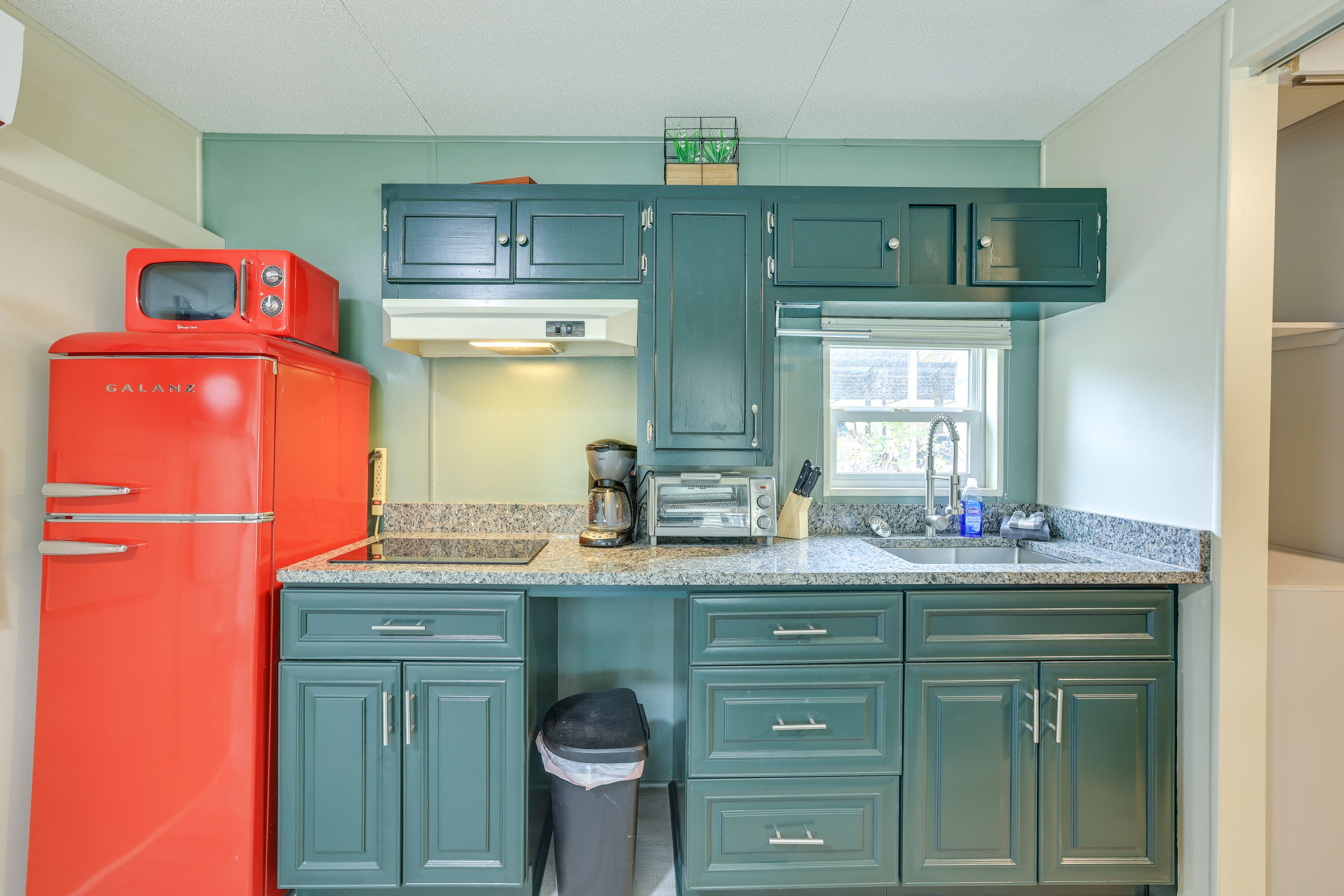 Kitchenette | Outdoor Dining Area | Central Air Conditioning | Free WiFi