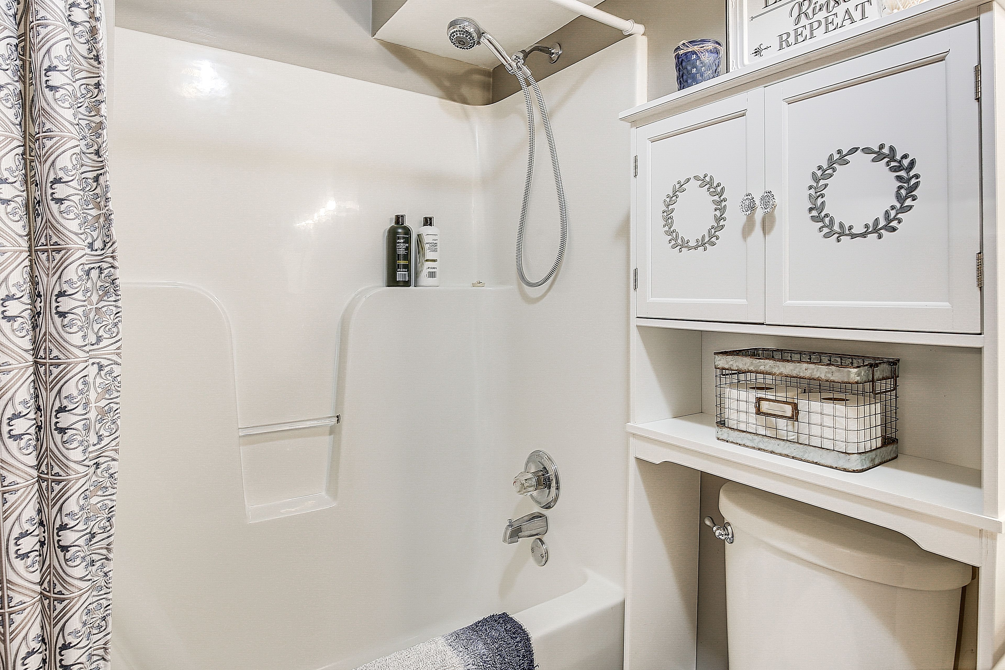 Full Bathroom | Main Level | Towels Provided | Complimentary Toiletries