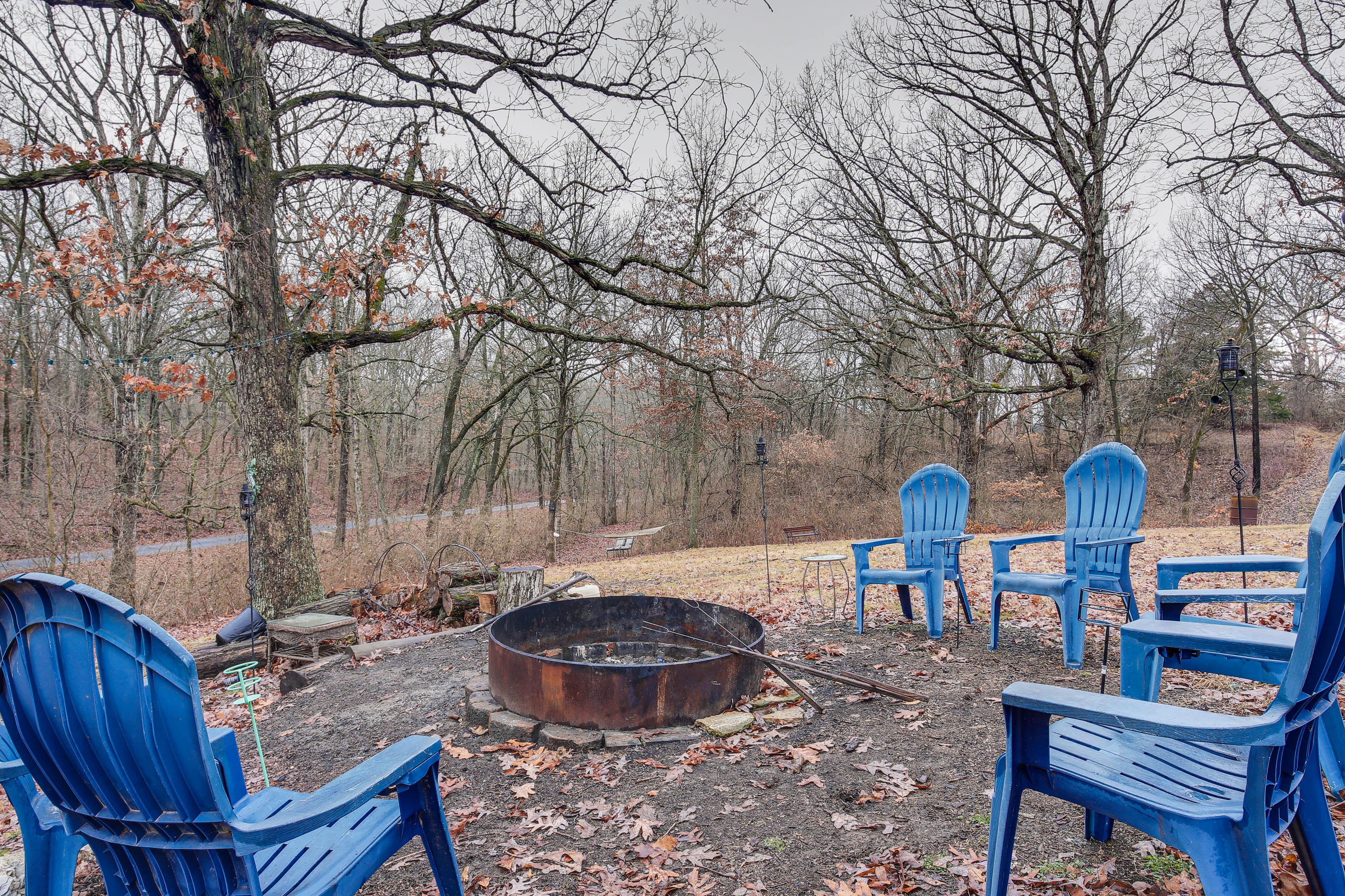 Private Yard | Fire Pit (Wood Provided)