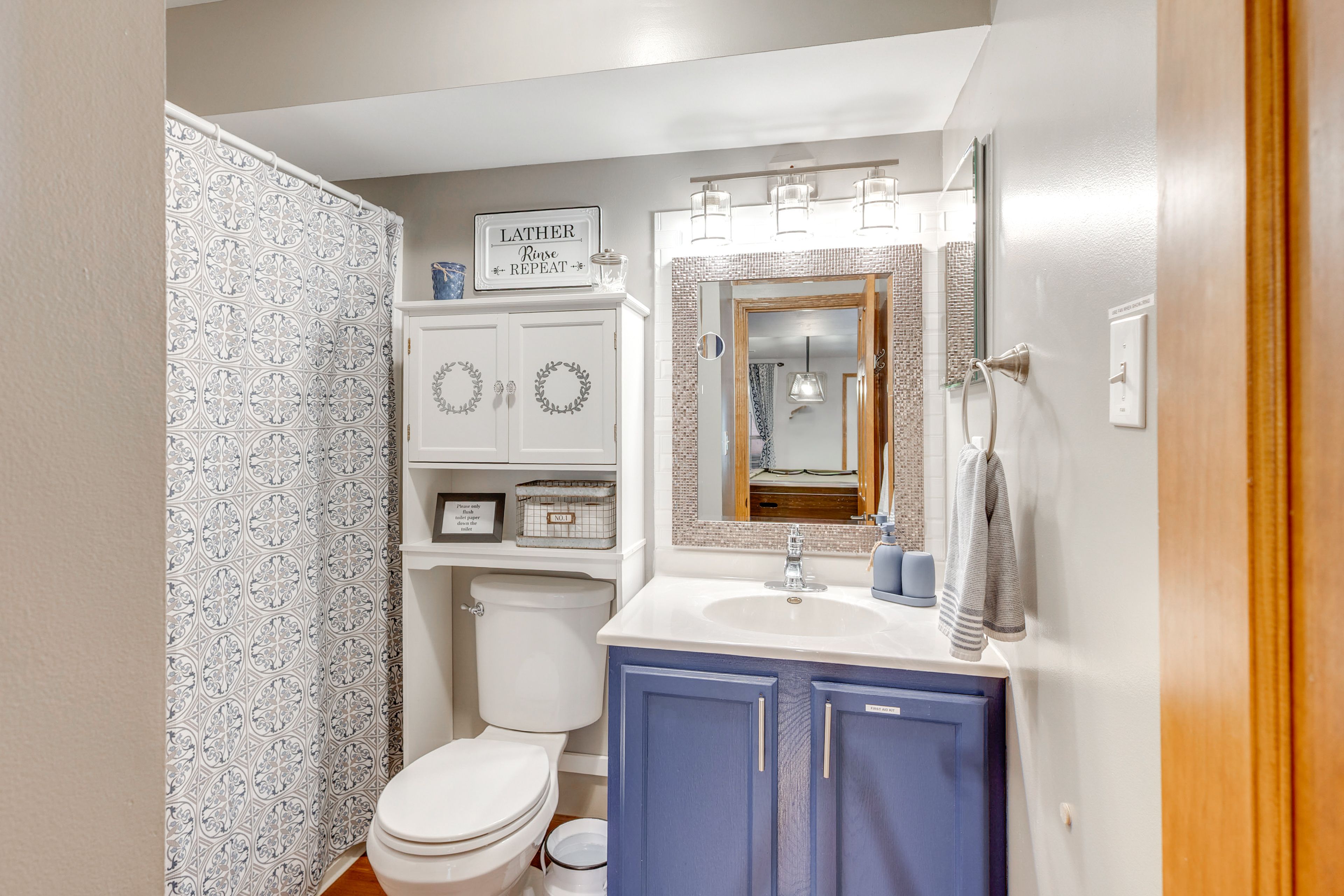 Full Bathroom | Main Level | Towels Provided | Complimentary Toiletries