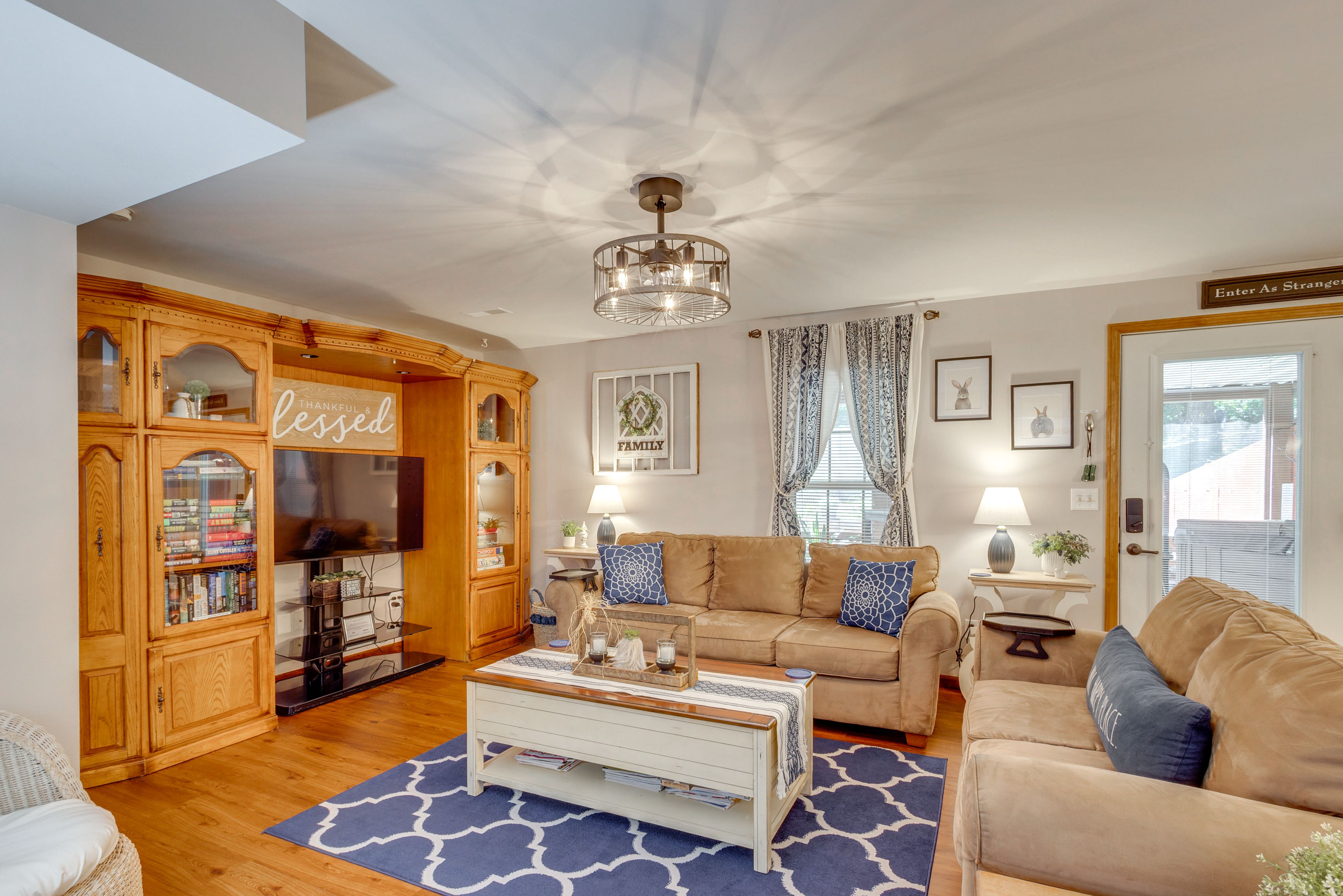 Living Room | Main Level | Central A/C + Heating | Smart TV | Free WiFi