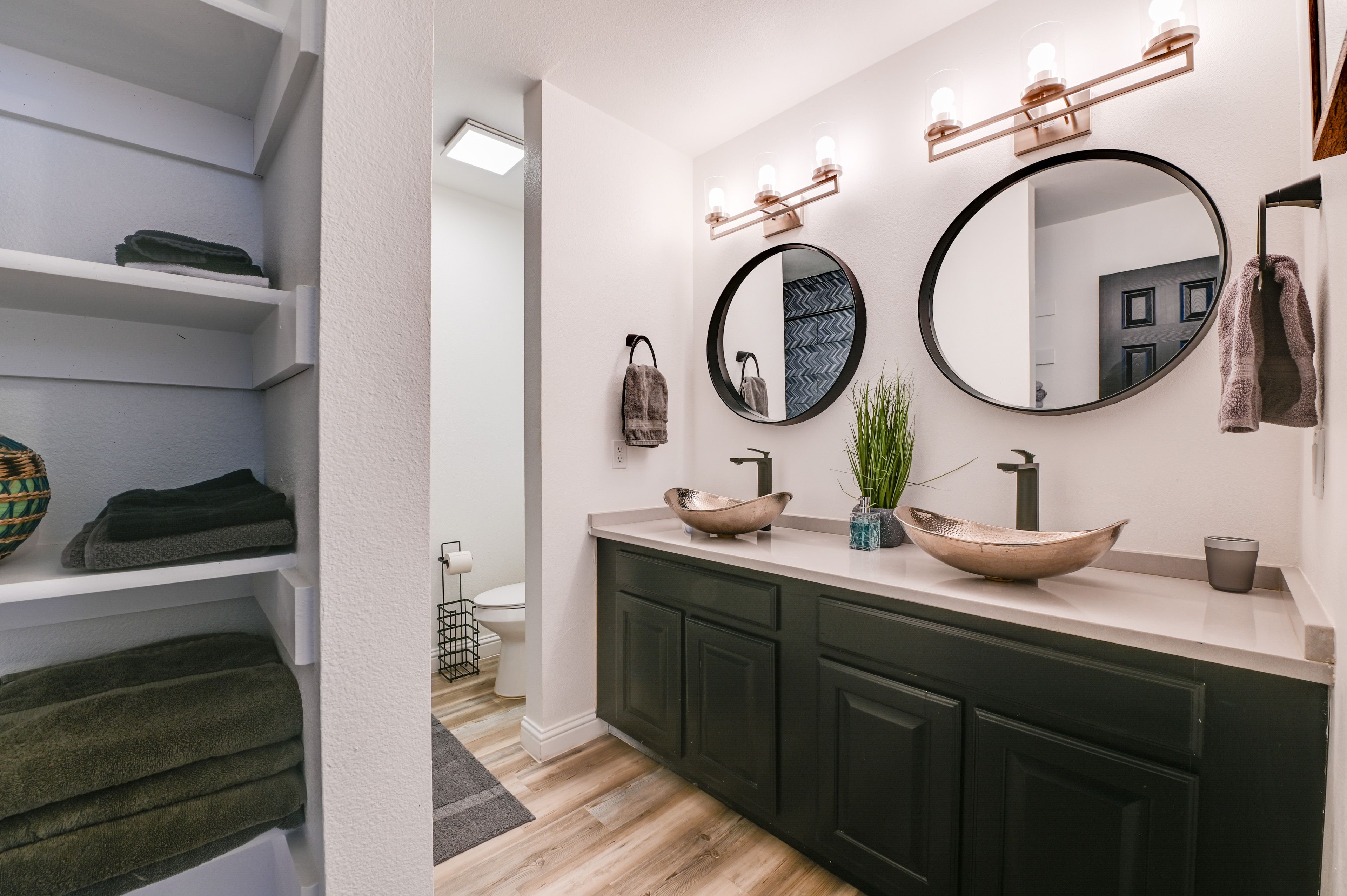Full Bathroom | Towels Provided