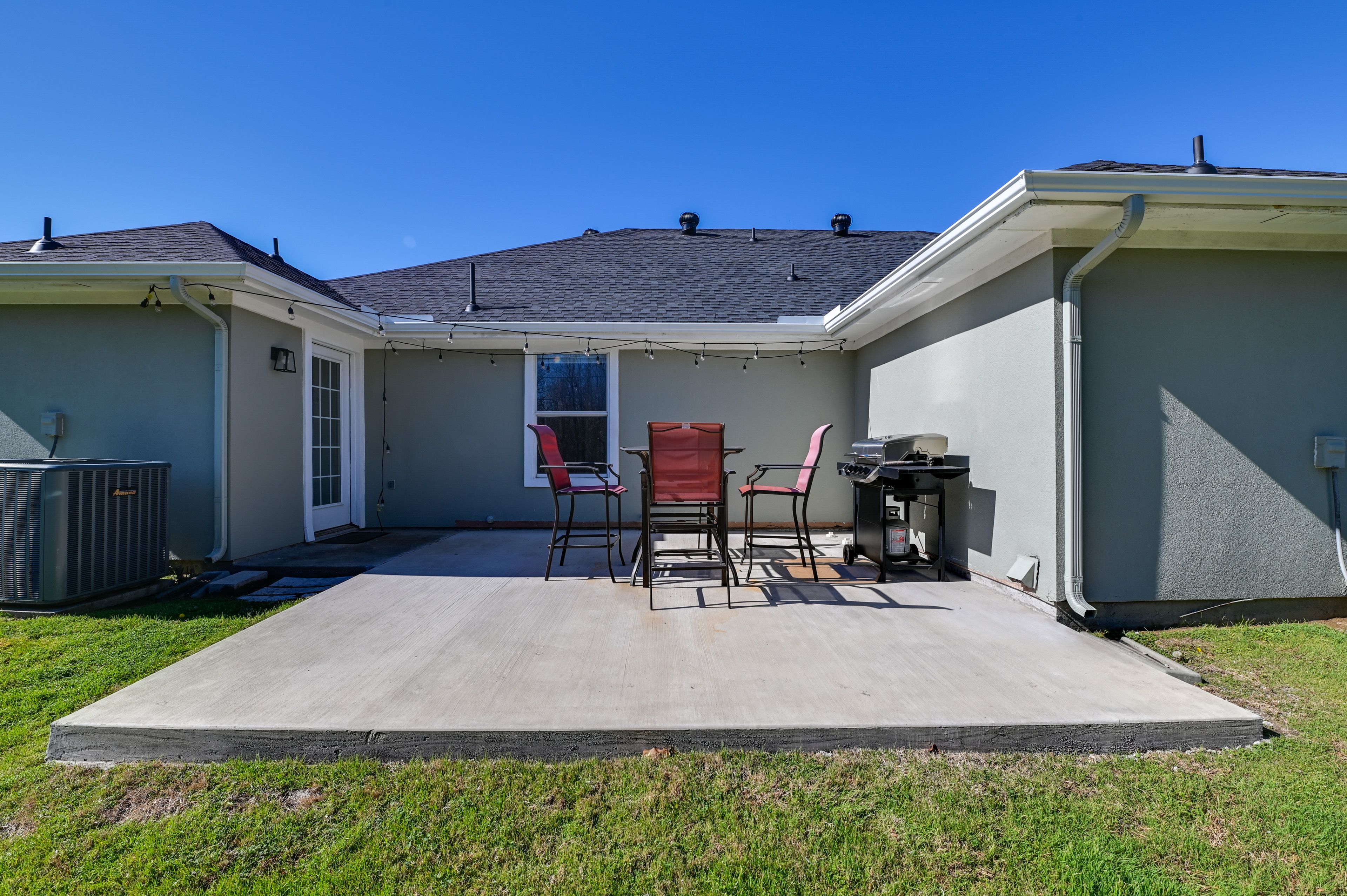 Private Patio | Gas Grill | Outdoor Dining