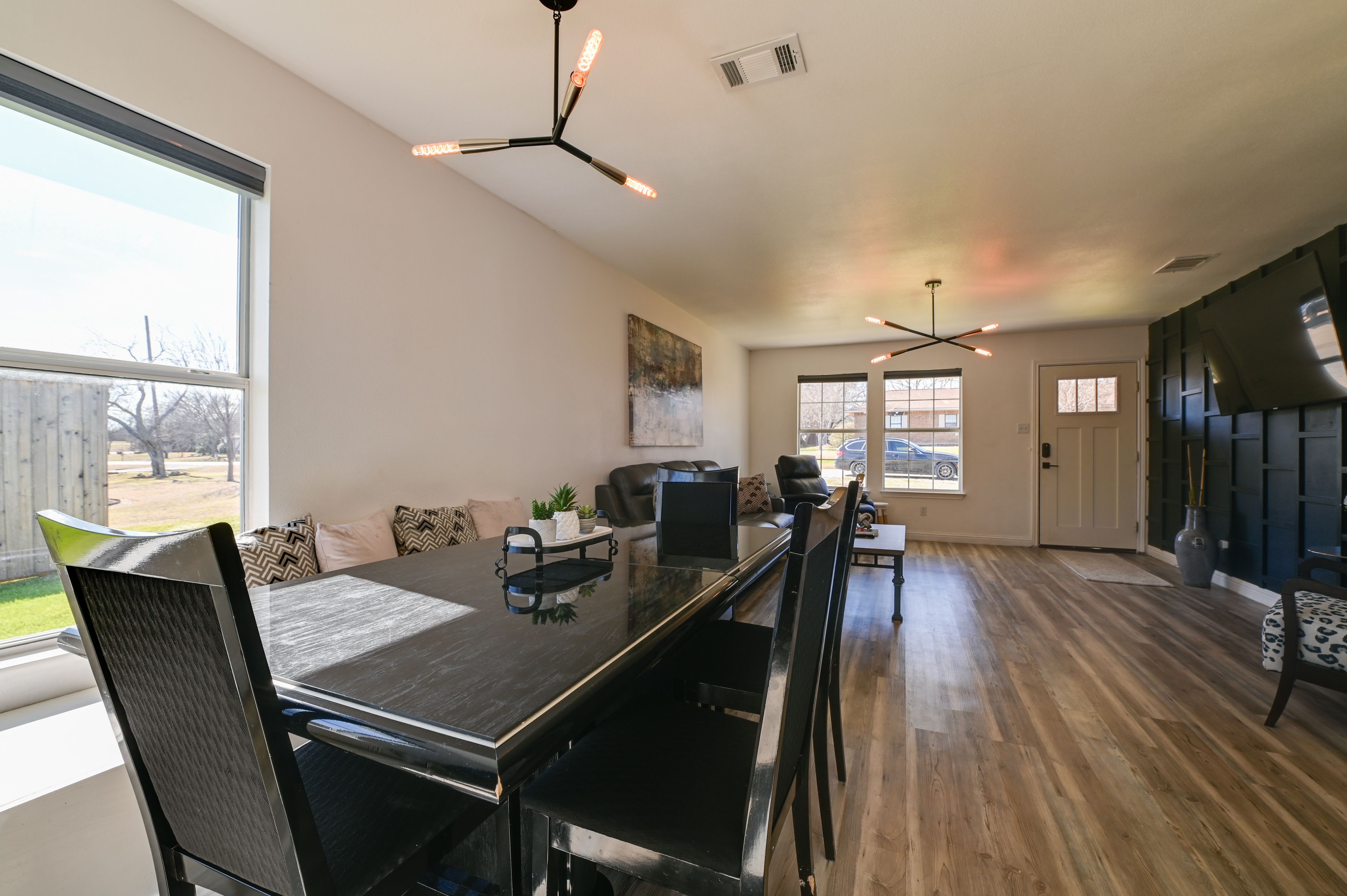 Dining Area | Dishware & Flatware Provided