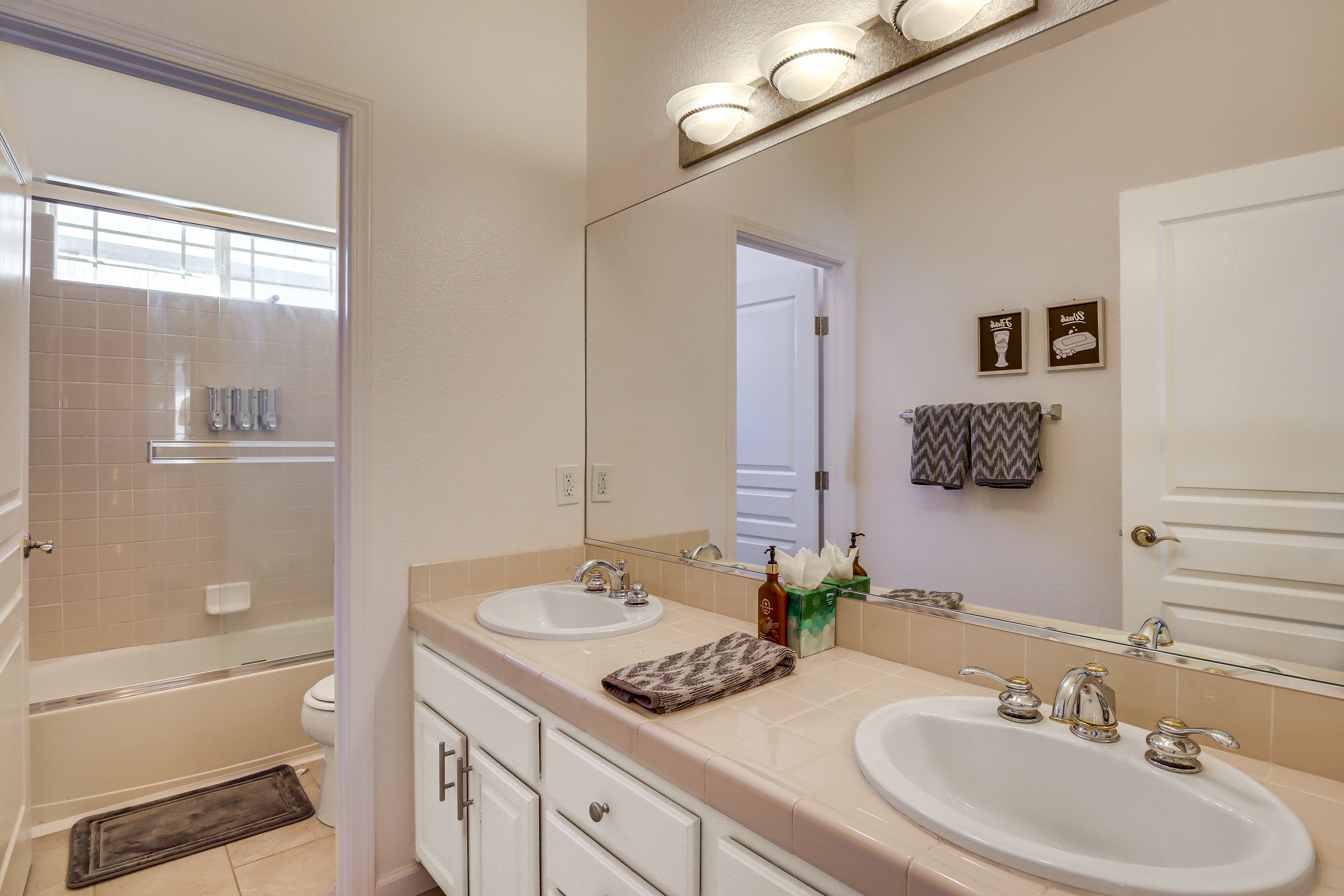Full Bathroom | 2nd Floor | Towels Provided