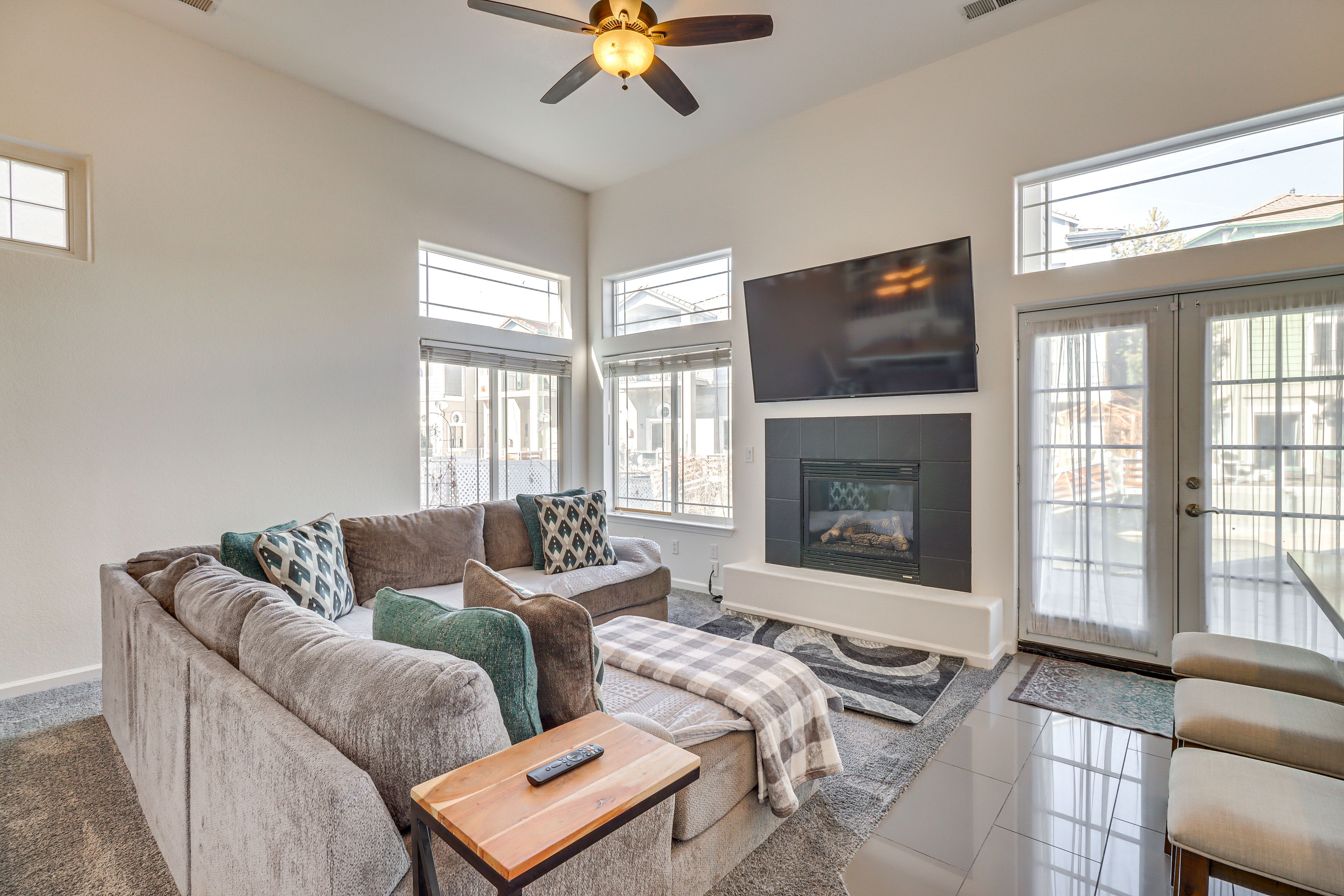 Living Room | 1st Floor | Gas Fireplace | Smart TV | Free WiFi