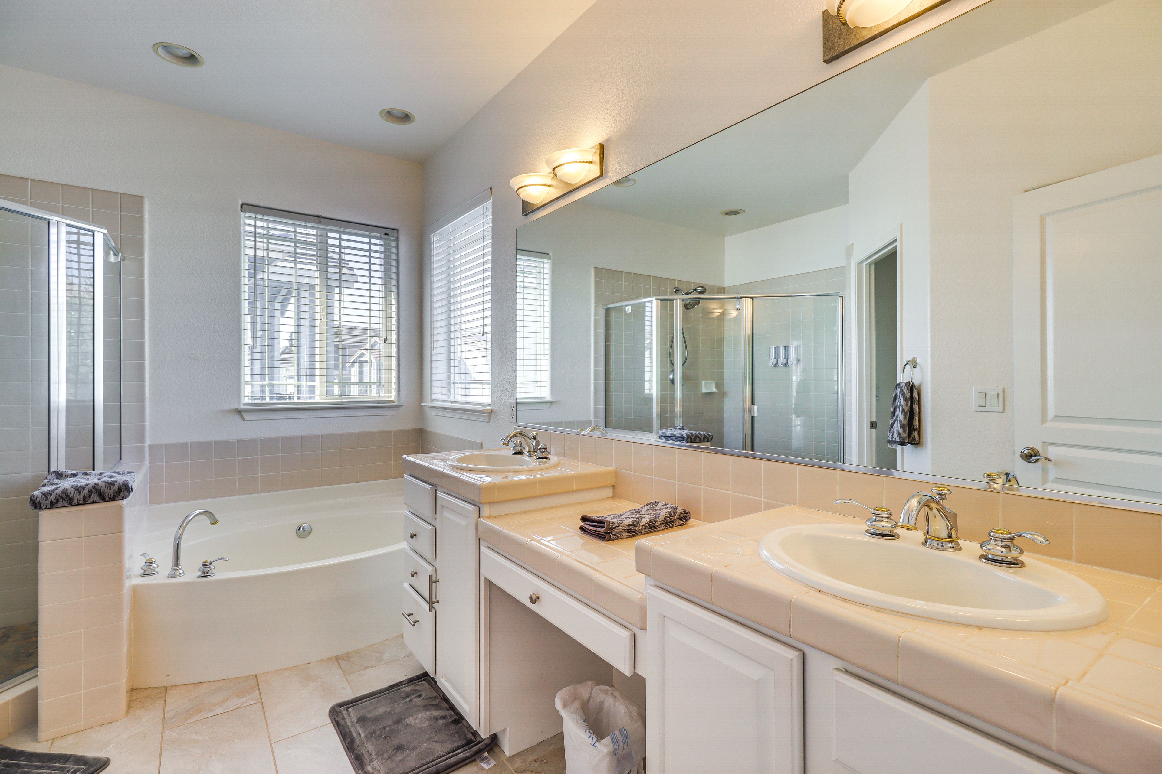 En-Suite Bathroom | 2nd Floor | Complimentary Toiletries | Hair Dryer