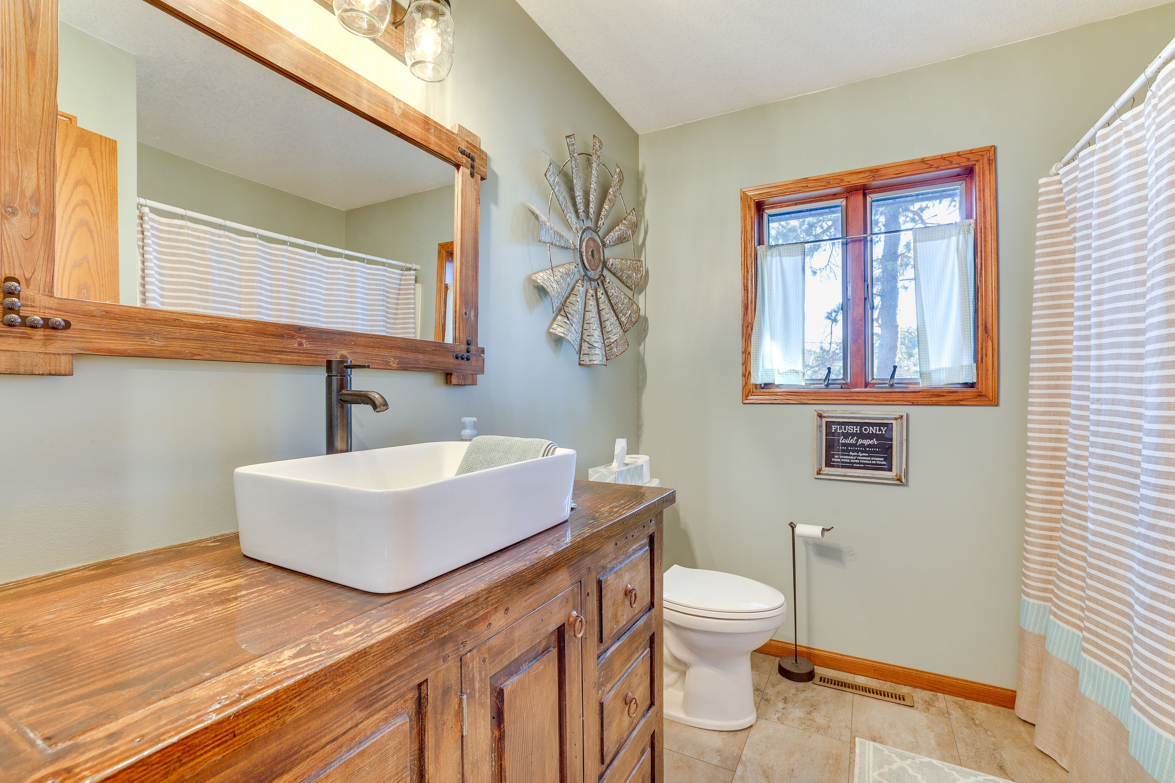 Full Bathroom | Towels Provided | 1st Floor