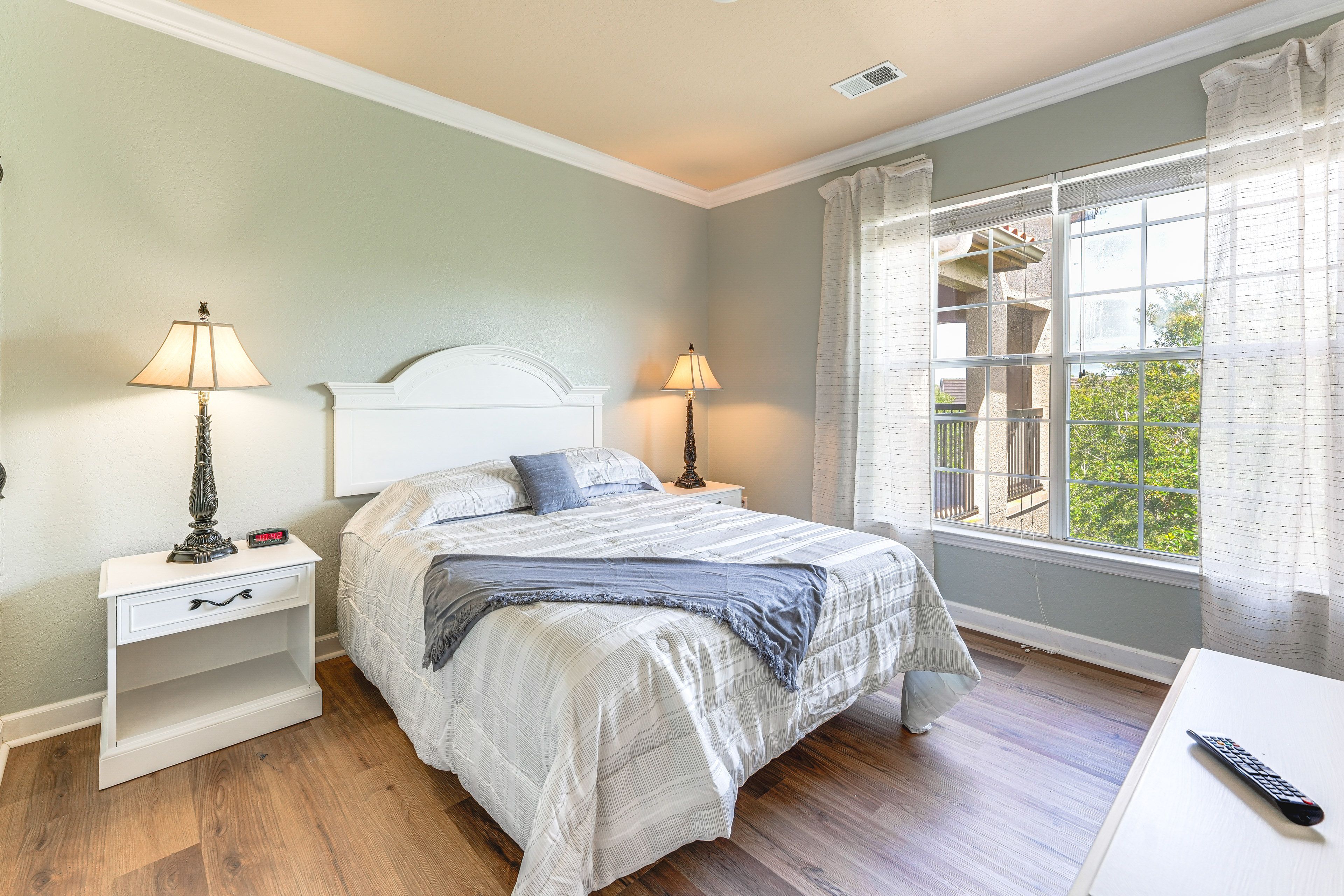 Bedroom 1 | Queen Bed