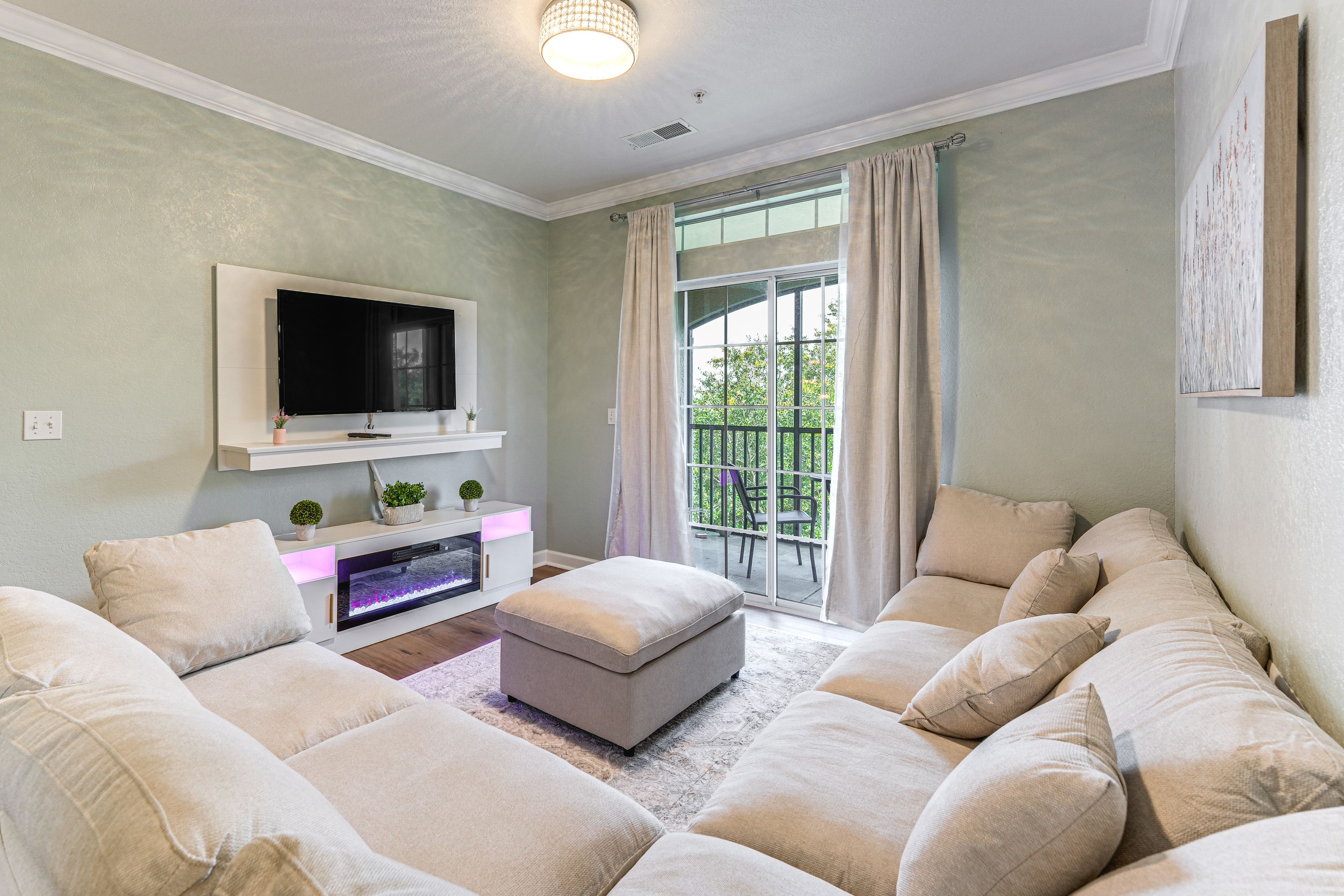 Living Room | Free WiFi | Smart TV | Central A/C