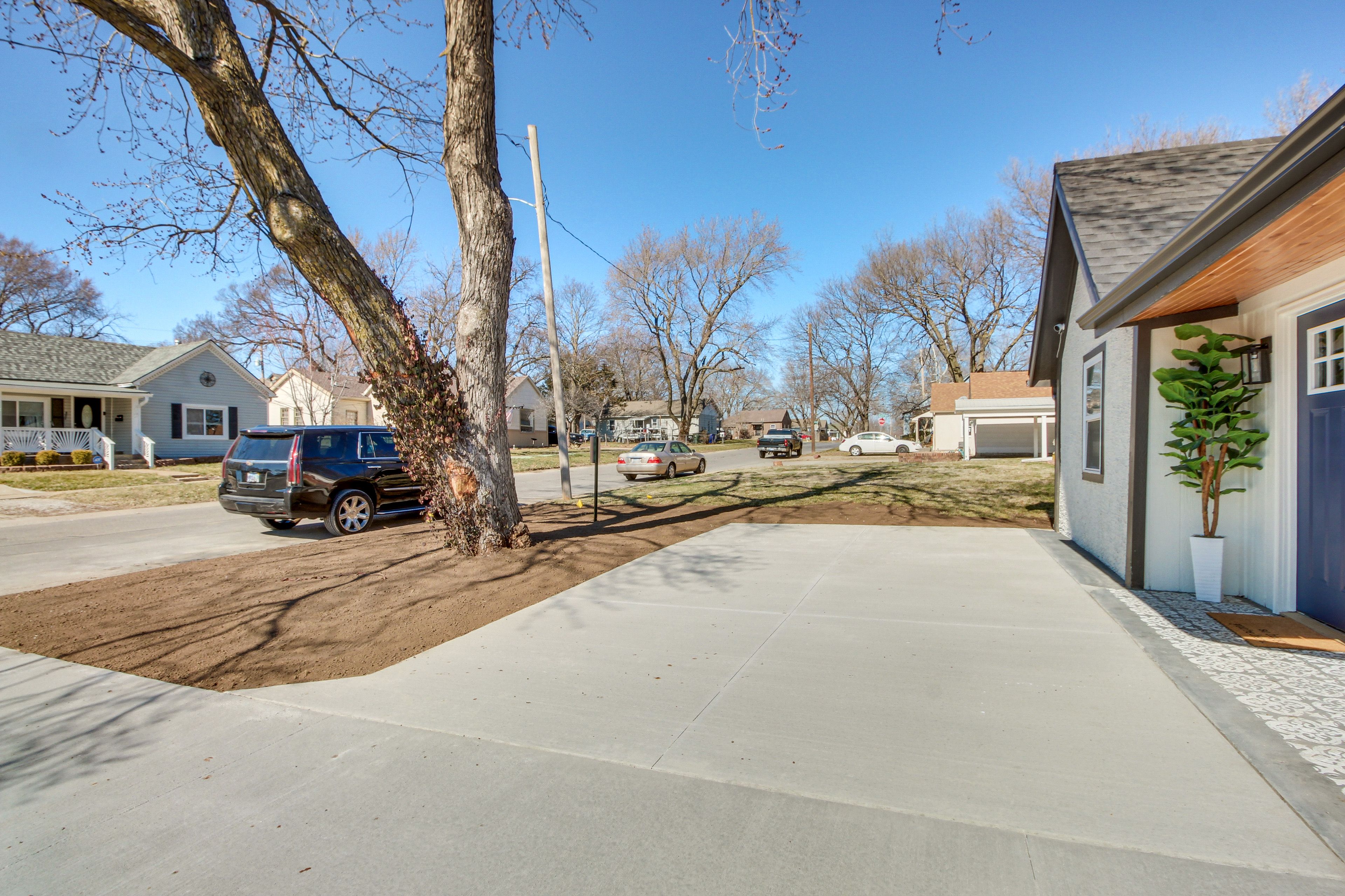 Home Exterior | Parking | Driveway (3-4 Vehicles)