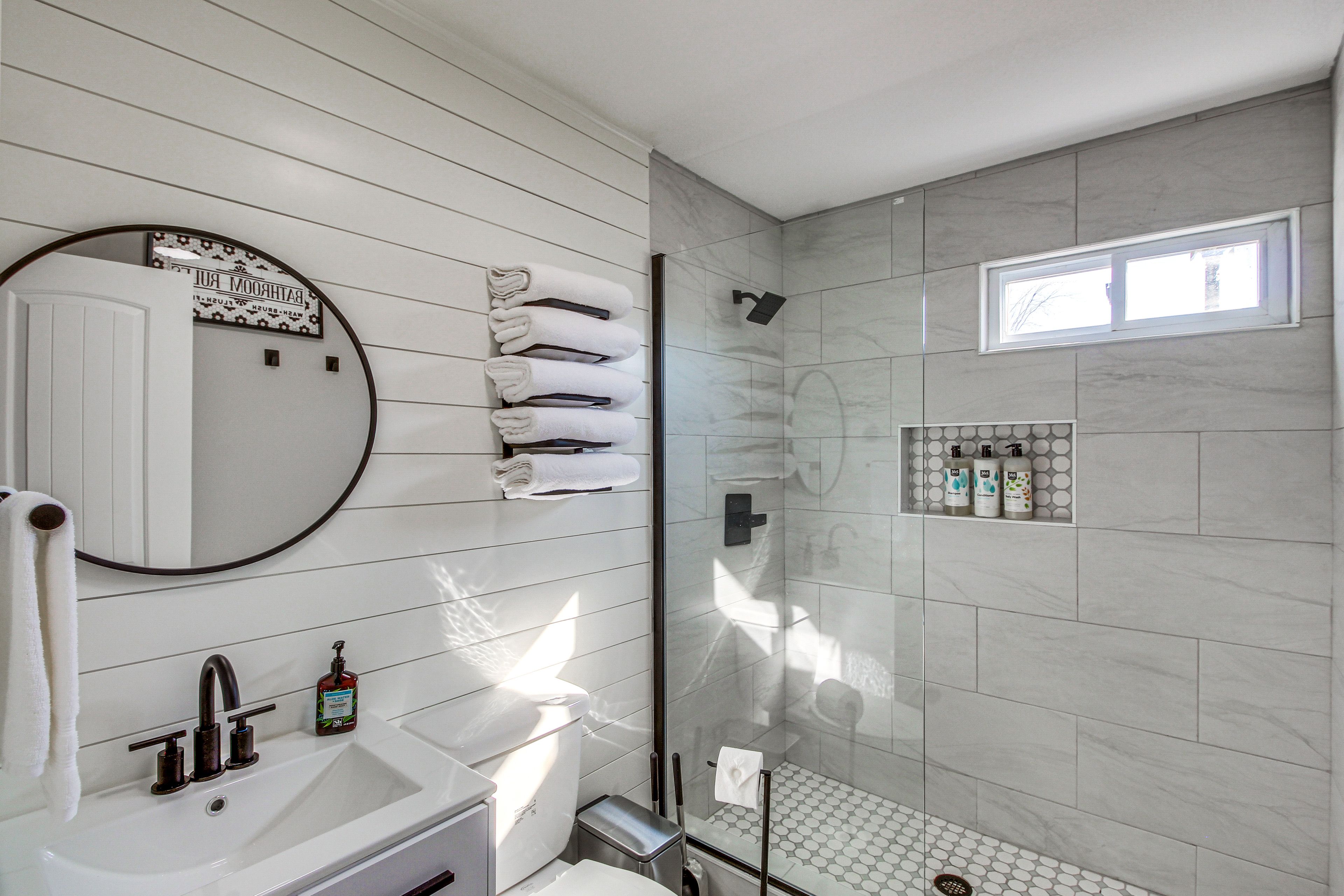 Full Bathroom | Complimentary Toiletries