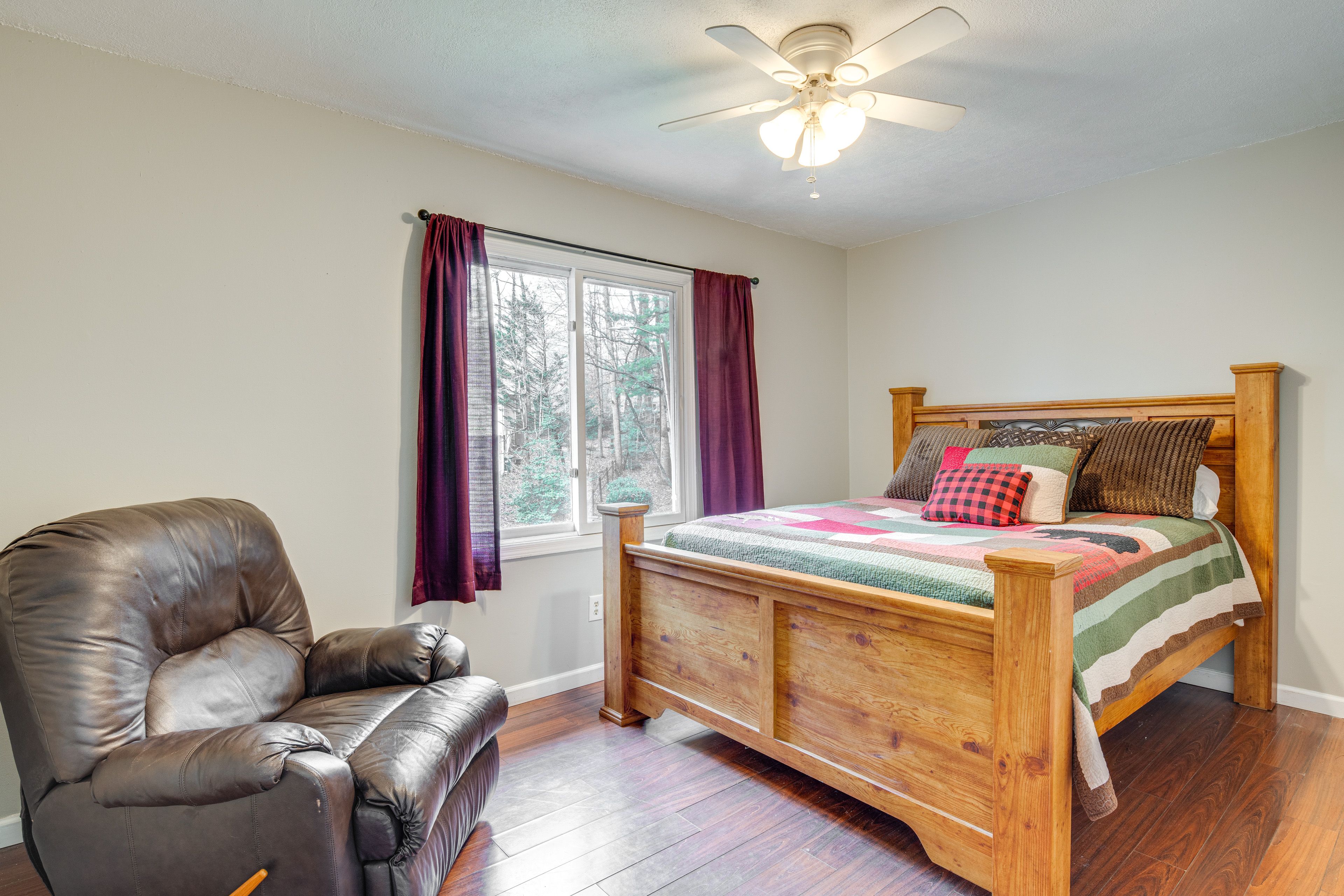 Bedroom 2 | Queen Bed | Main Floor