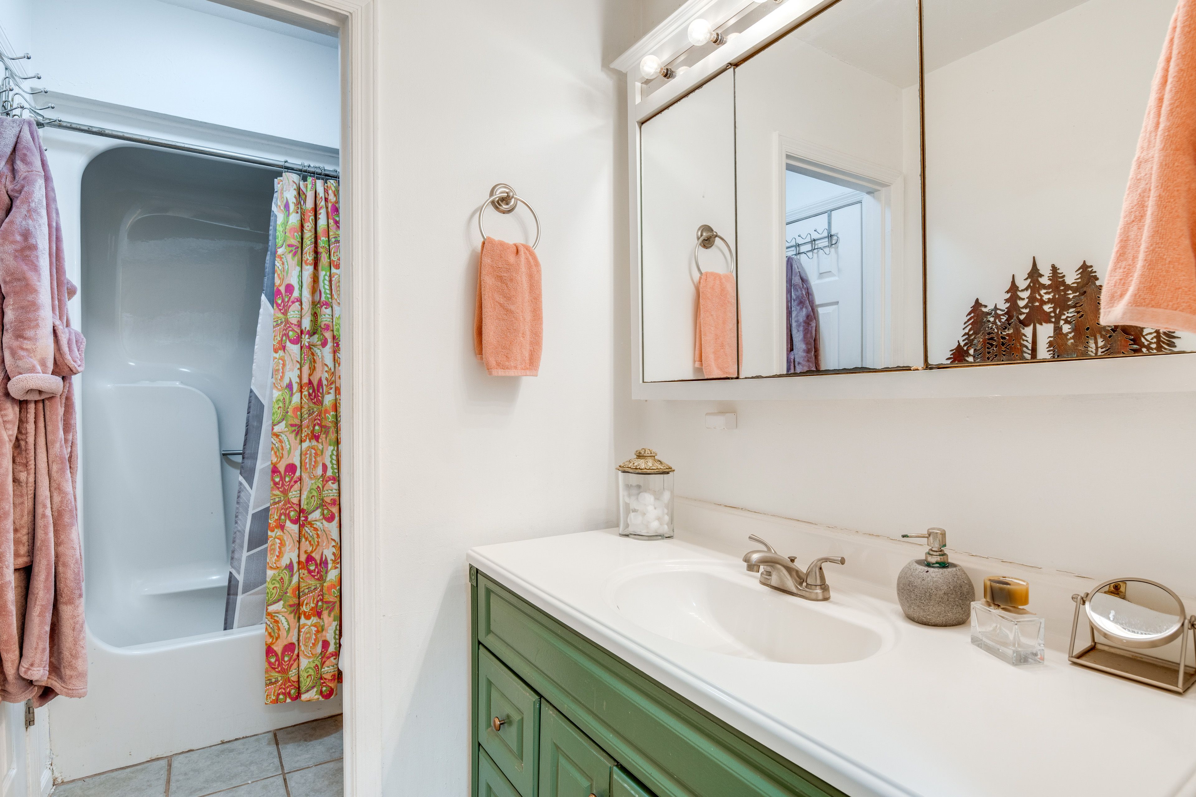Full Bathroom | Complimentary Toiletries | Main Floor