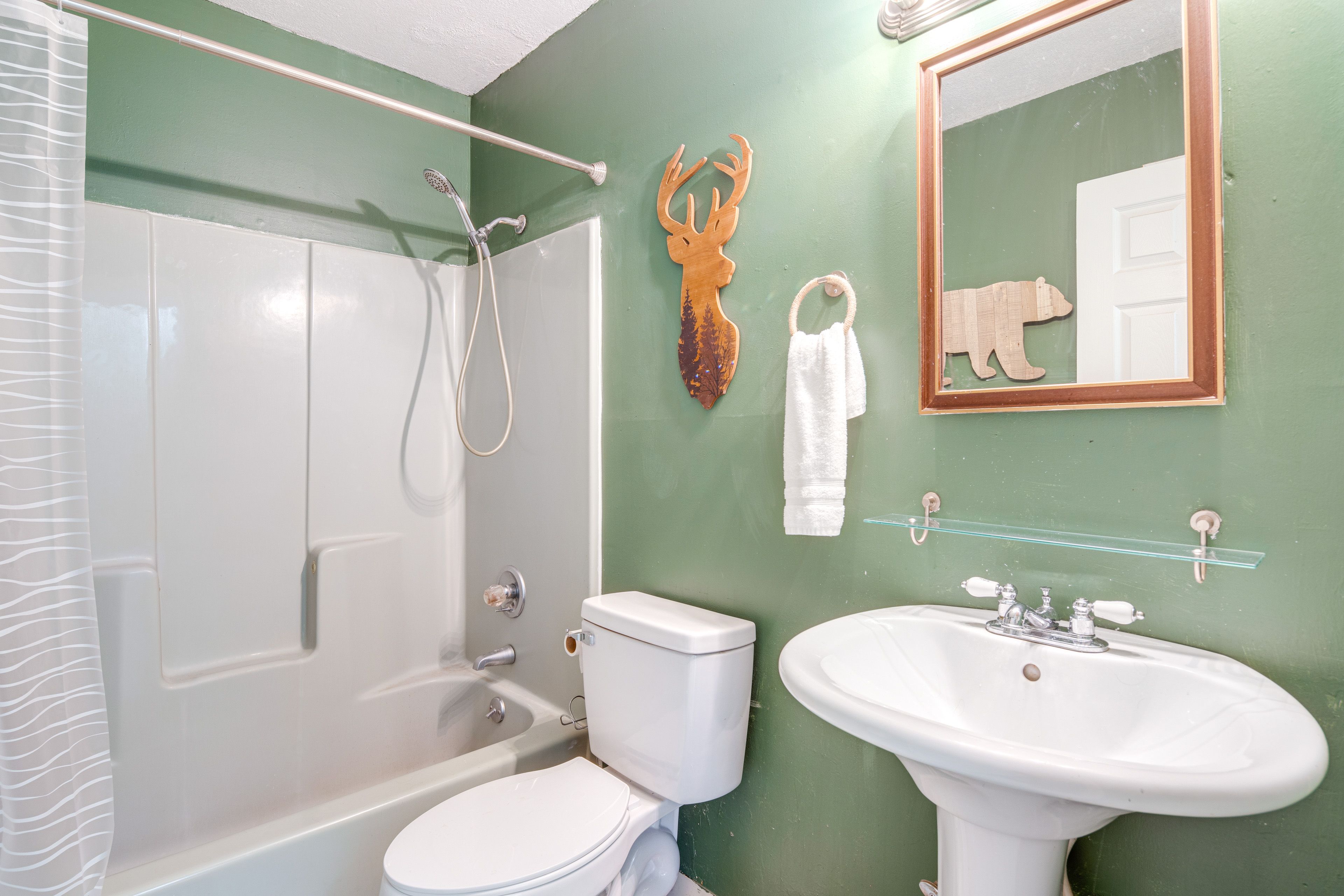 Full Bathroom | Towels Provided | Lower Floor