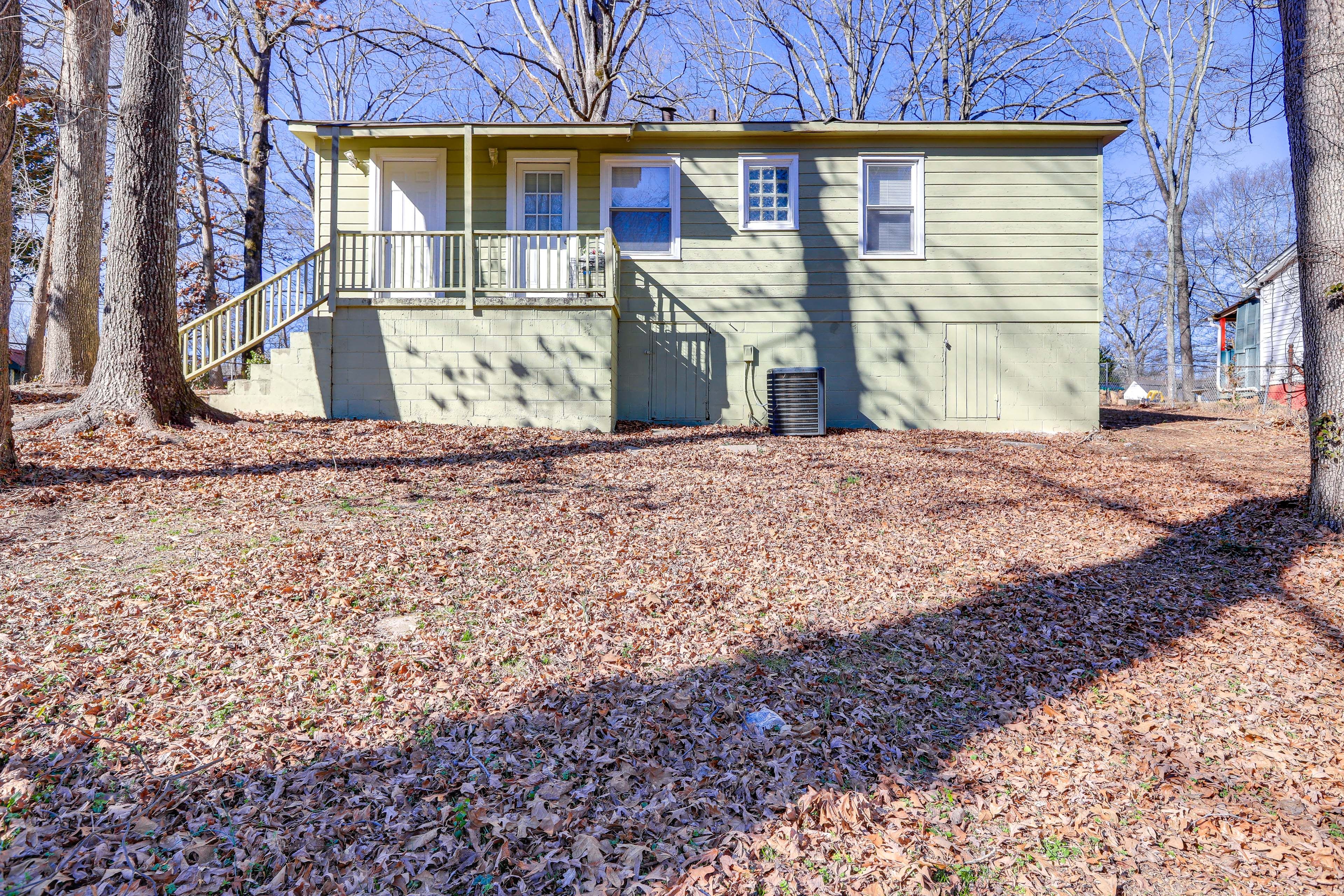 Exterior | Porch | Dog Cage & Toy