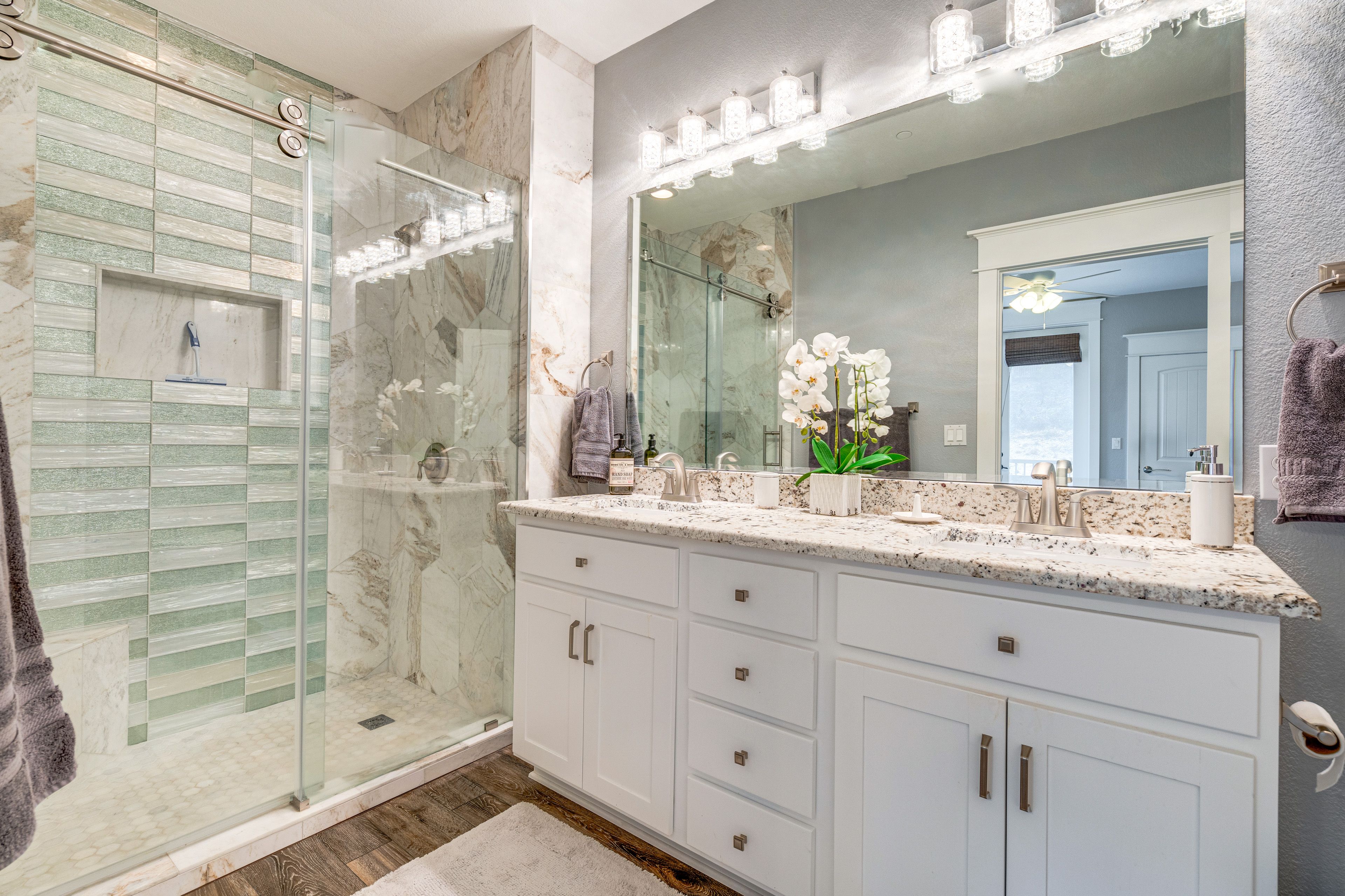 Full Bathroom | Towels Provided