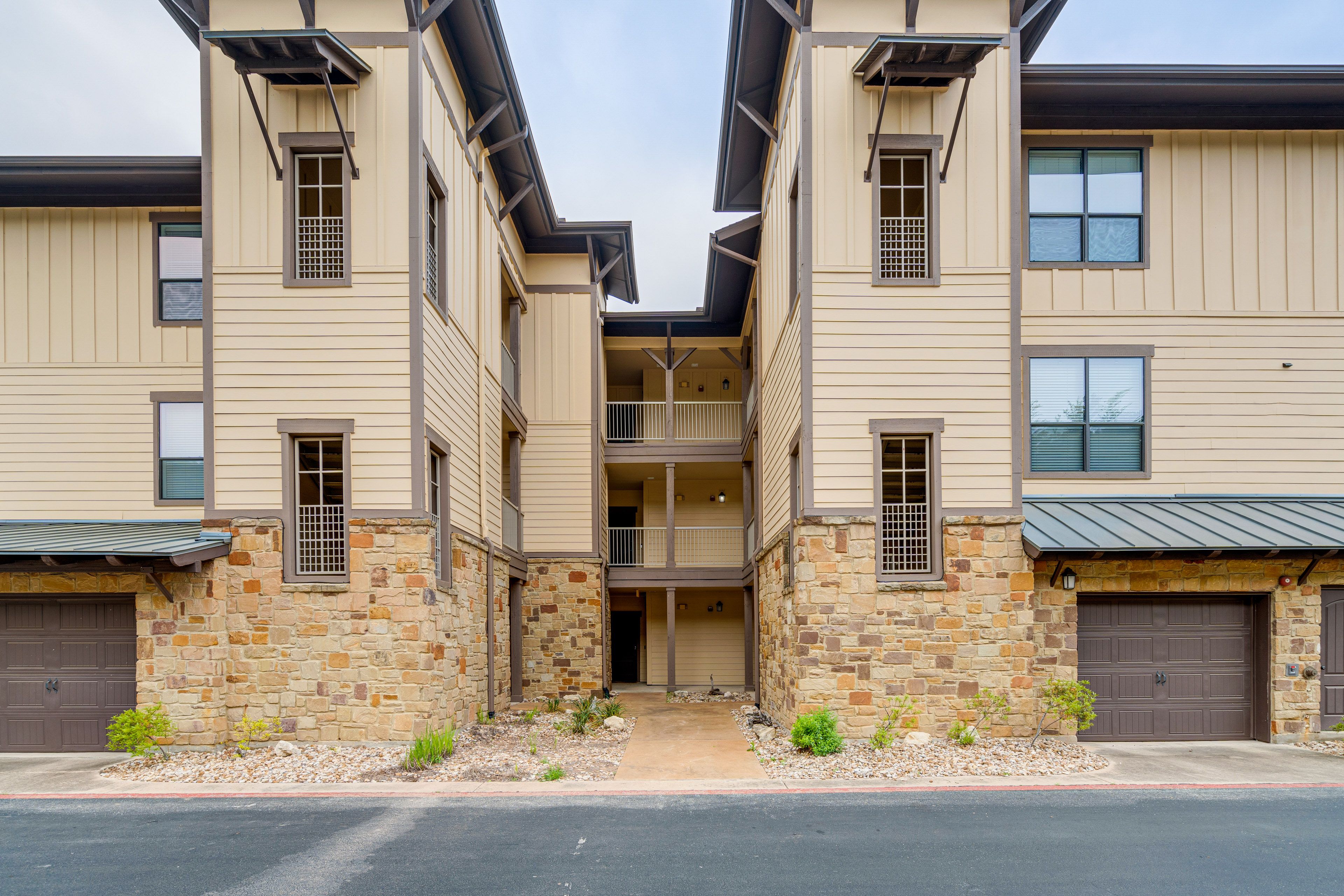 Condo Exterior | Parking | Community Lot (First-Come, First-Served)