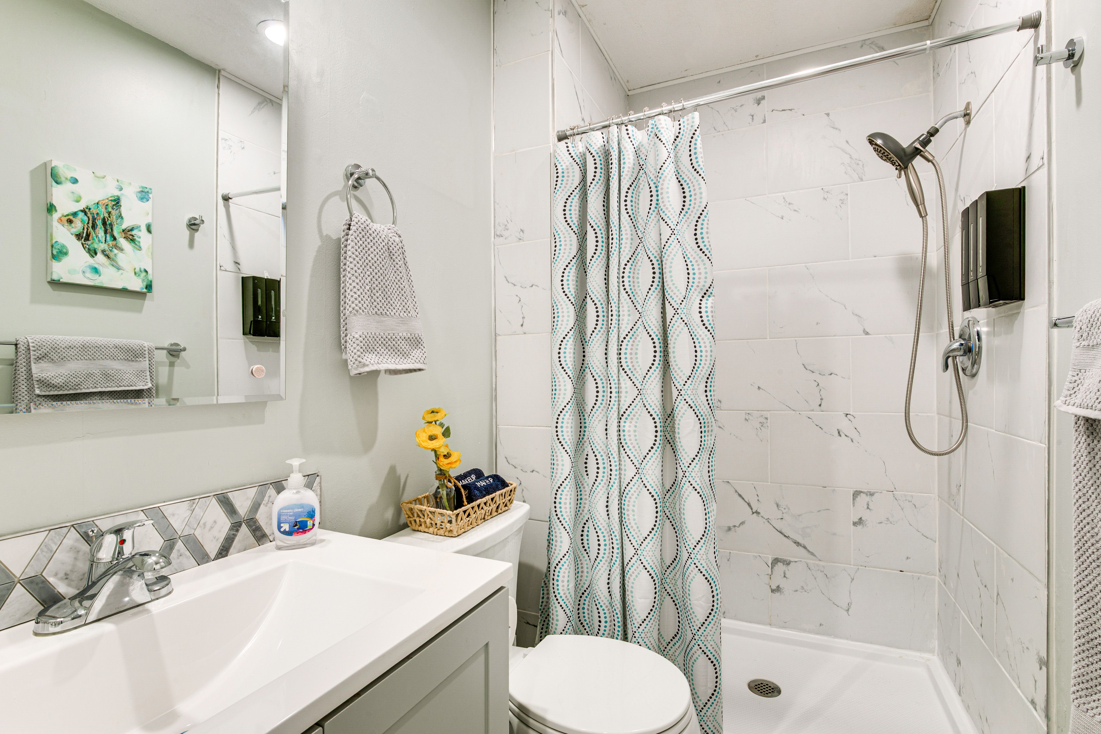 Full Bathroom | Upper Level | Towels & Linens Provided