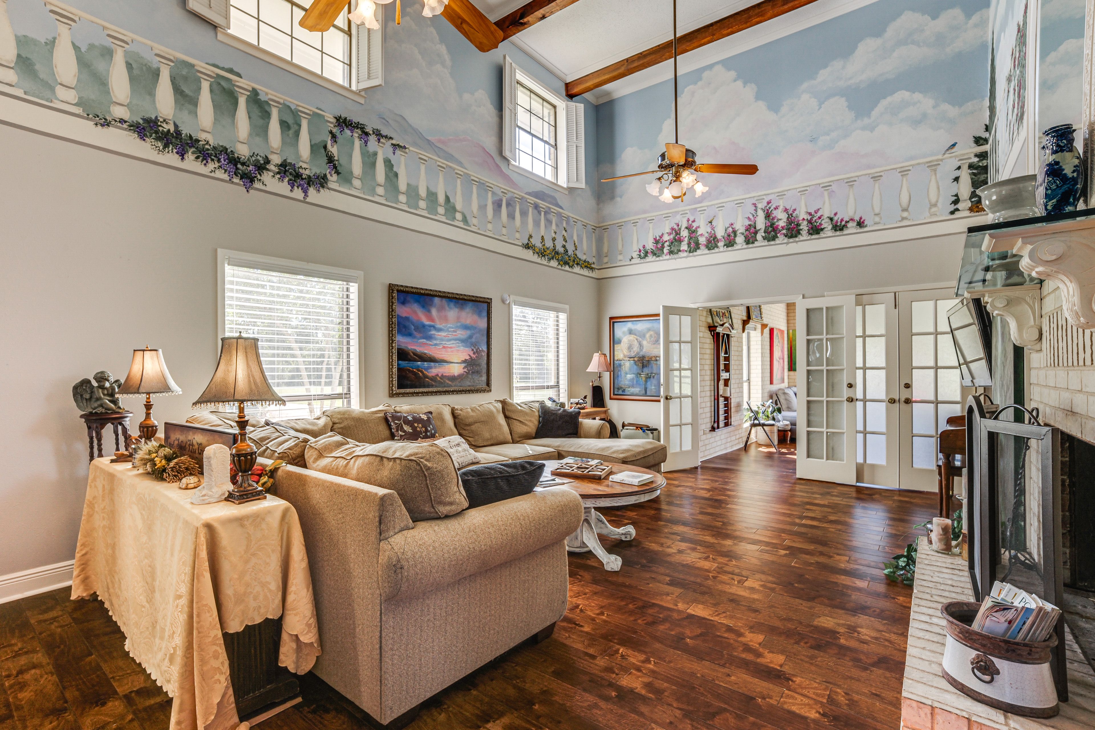 Living Room | Fireplace | Free WiFi
