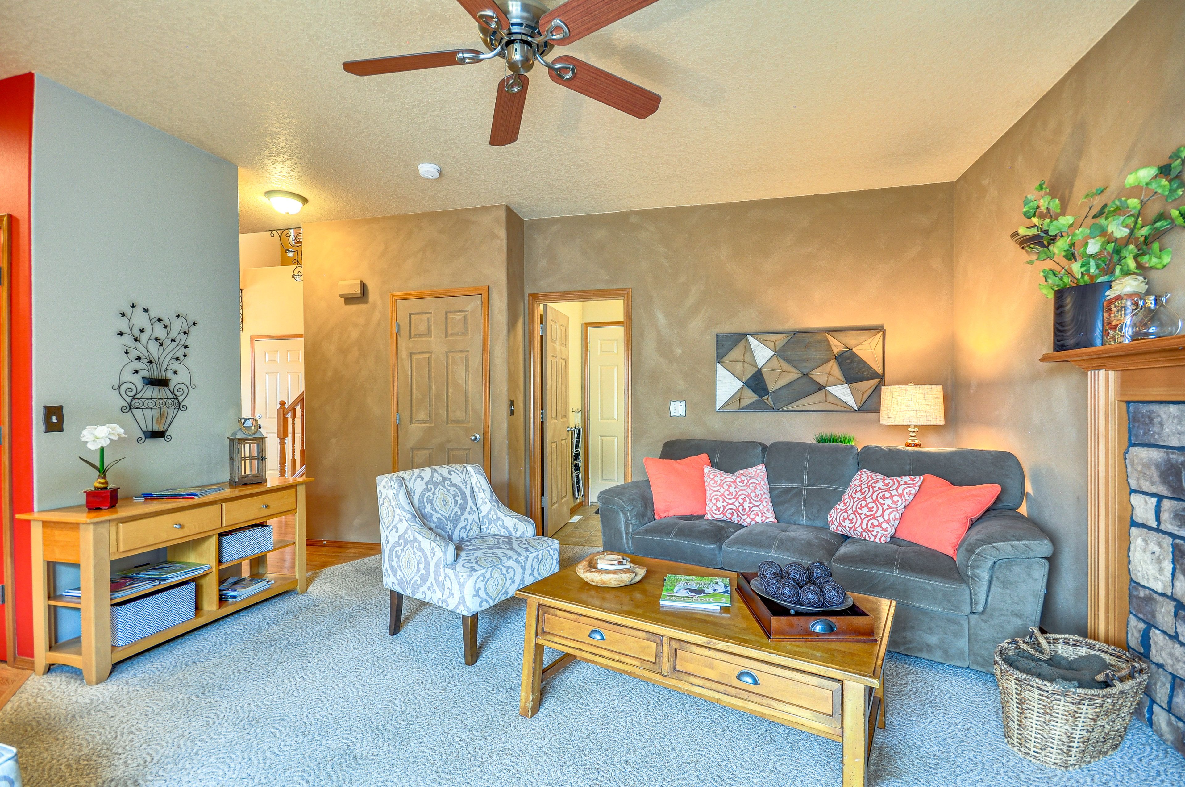 Living Room | Smart TV w/ Cable | Fireplace | 1st Floor