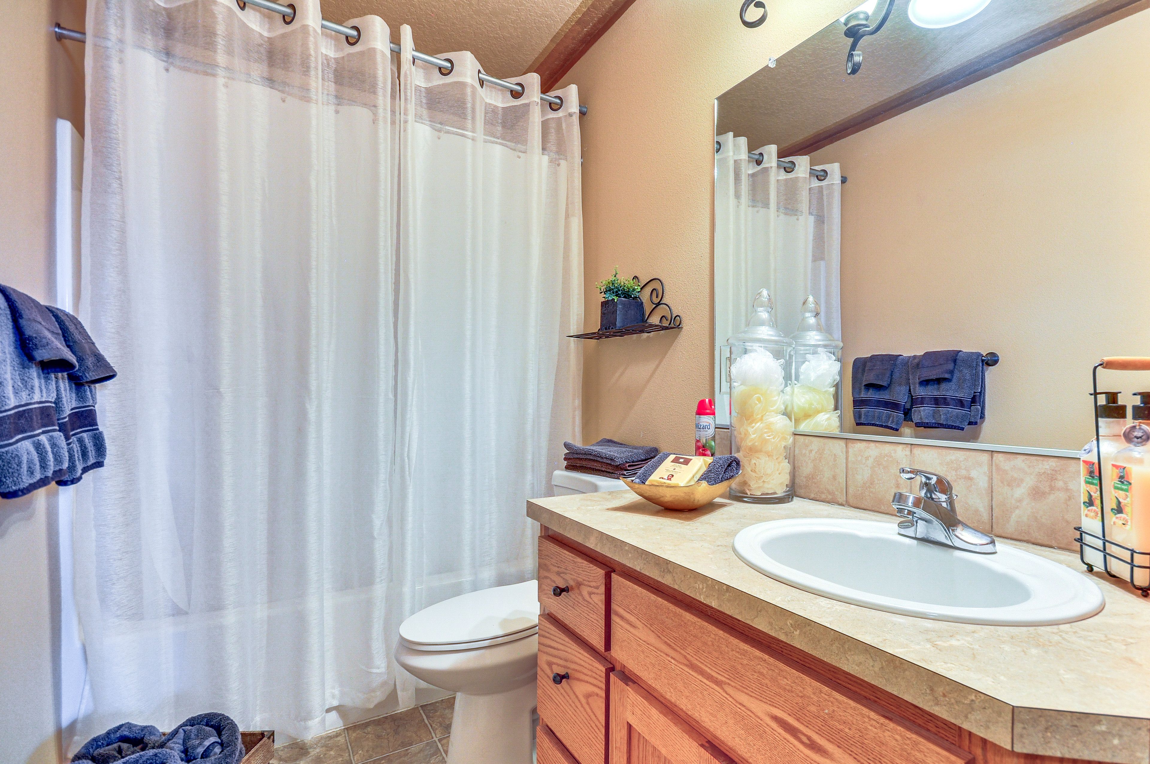 Full Bathroom | Complimentary Toiletries | 2nd Floor