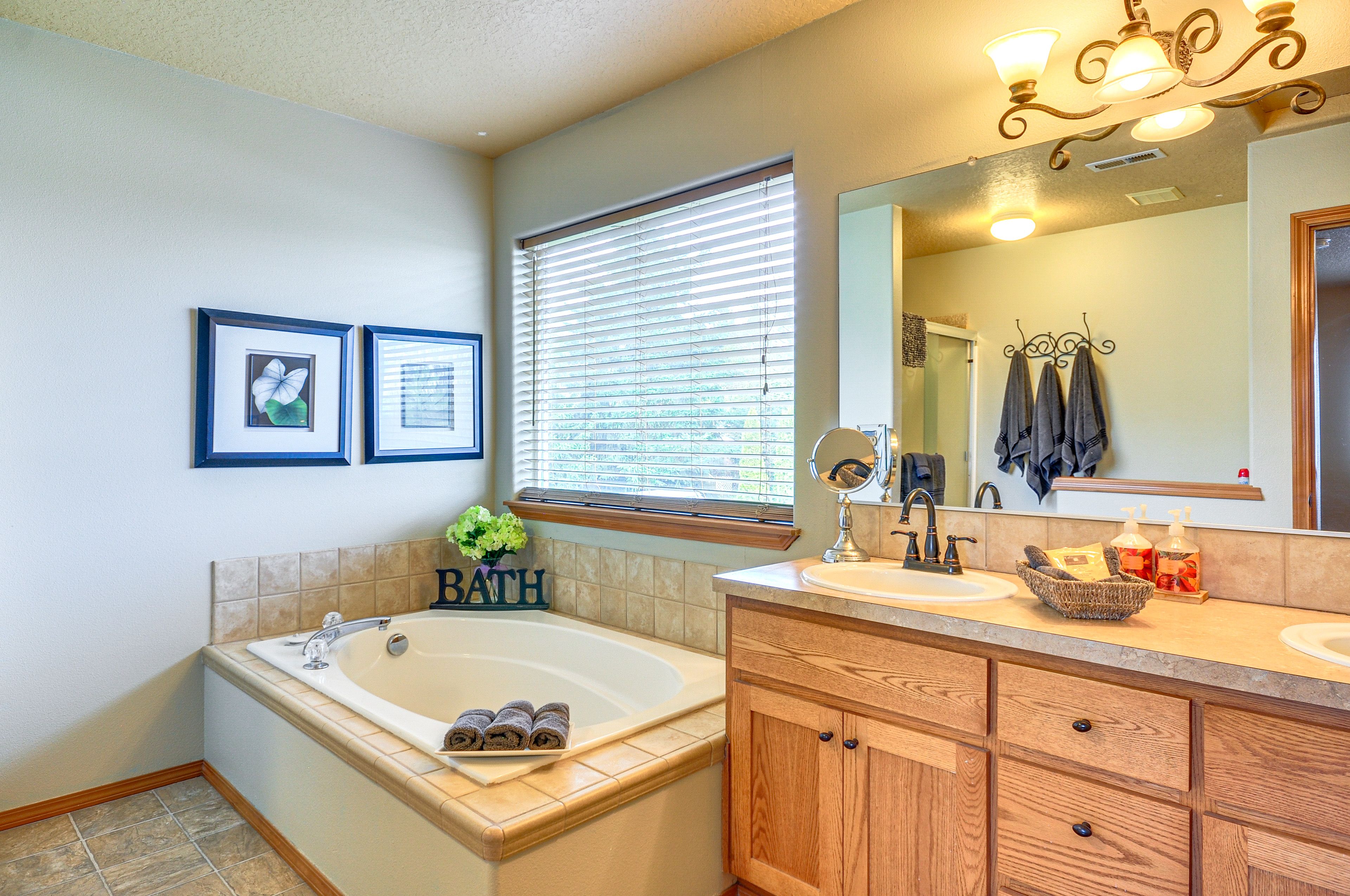 En-Suite Bathroom | Towels Provided | 2nd Floor