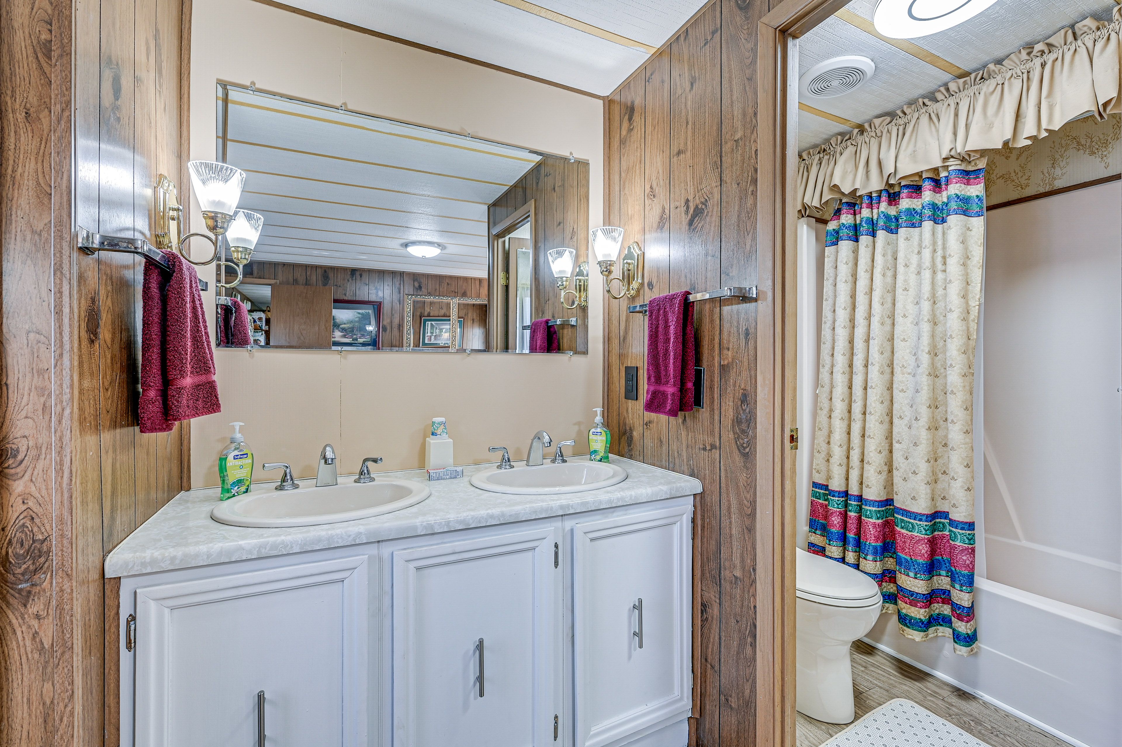 Full Bathroom | Towels Provided