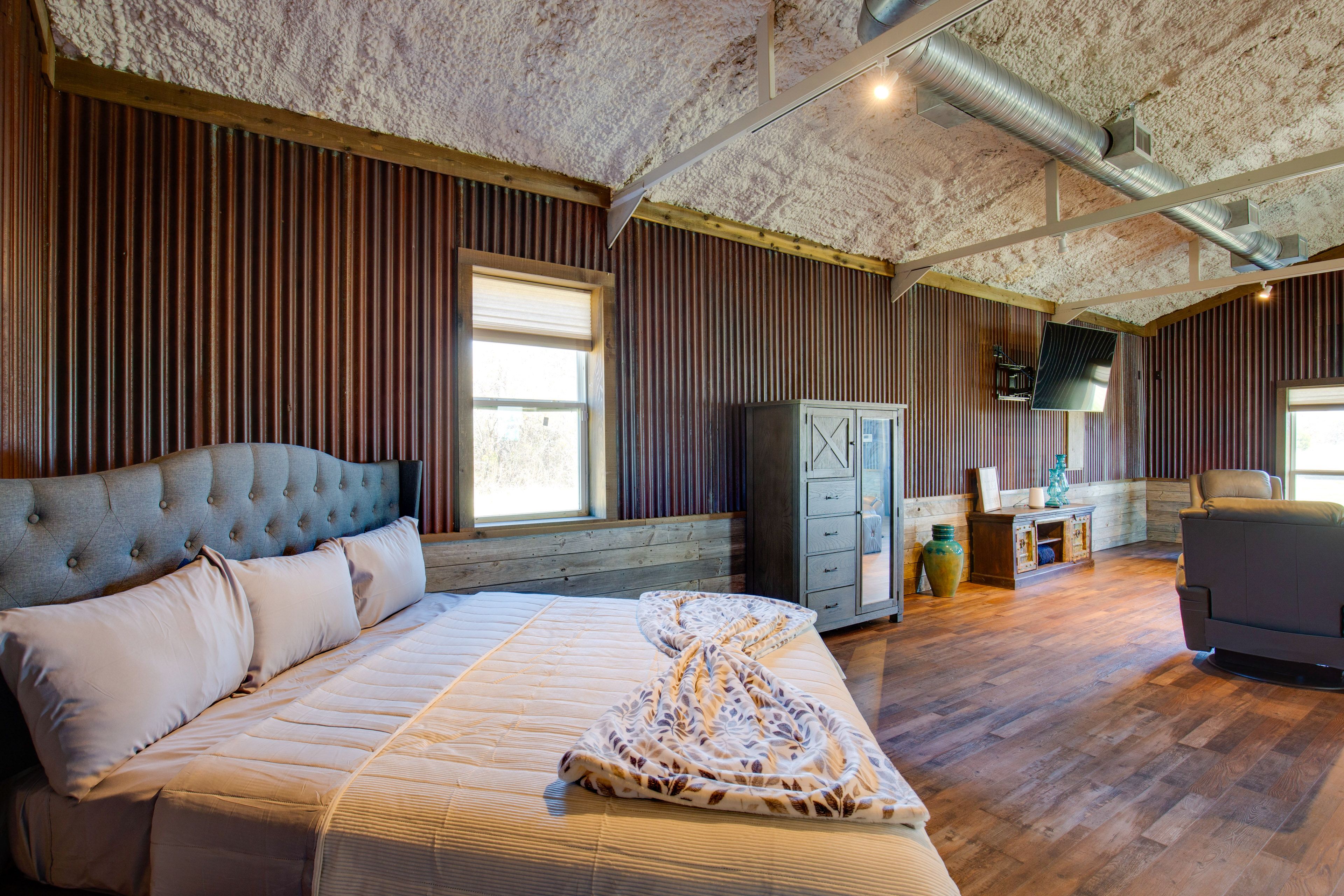 Studio | King Bed | Full Bunk Bed