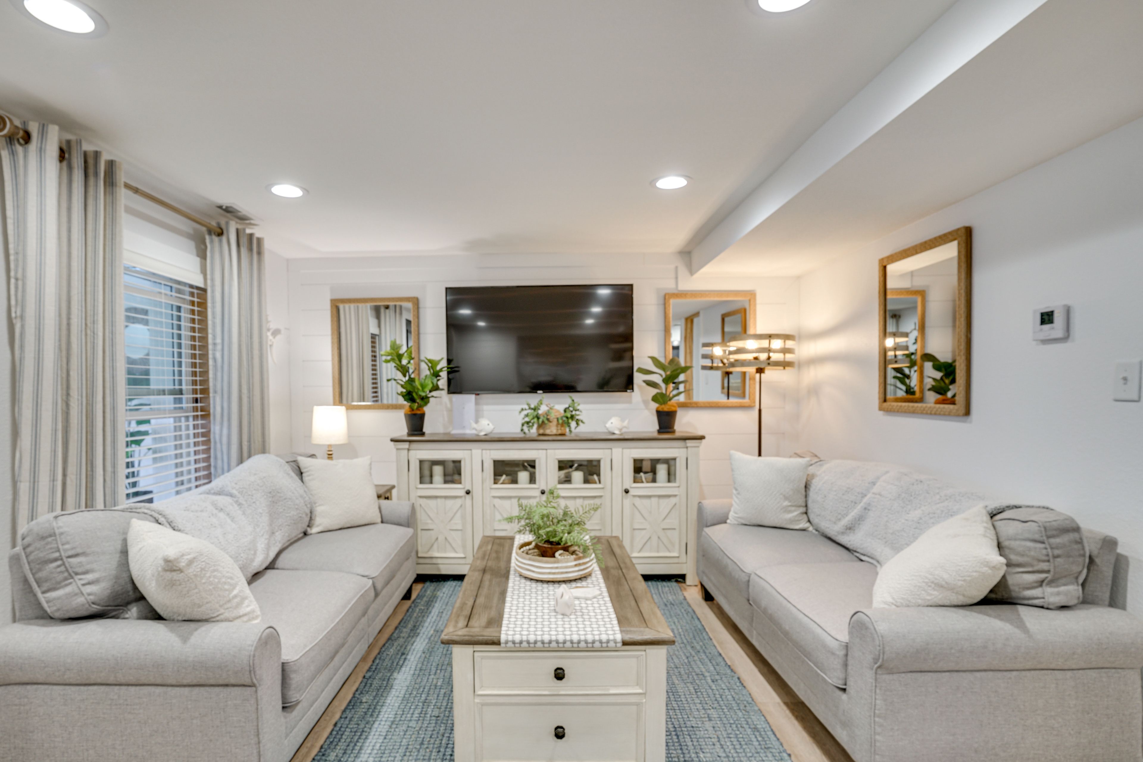 Living Room | Free WiFi | Central Heating & A/C | Smart TV | 1st Floor