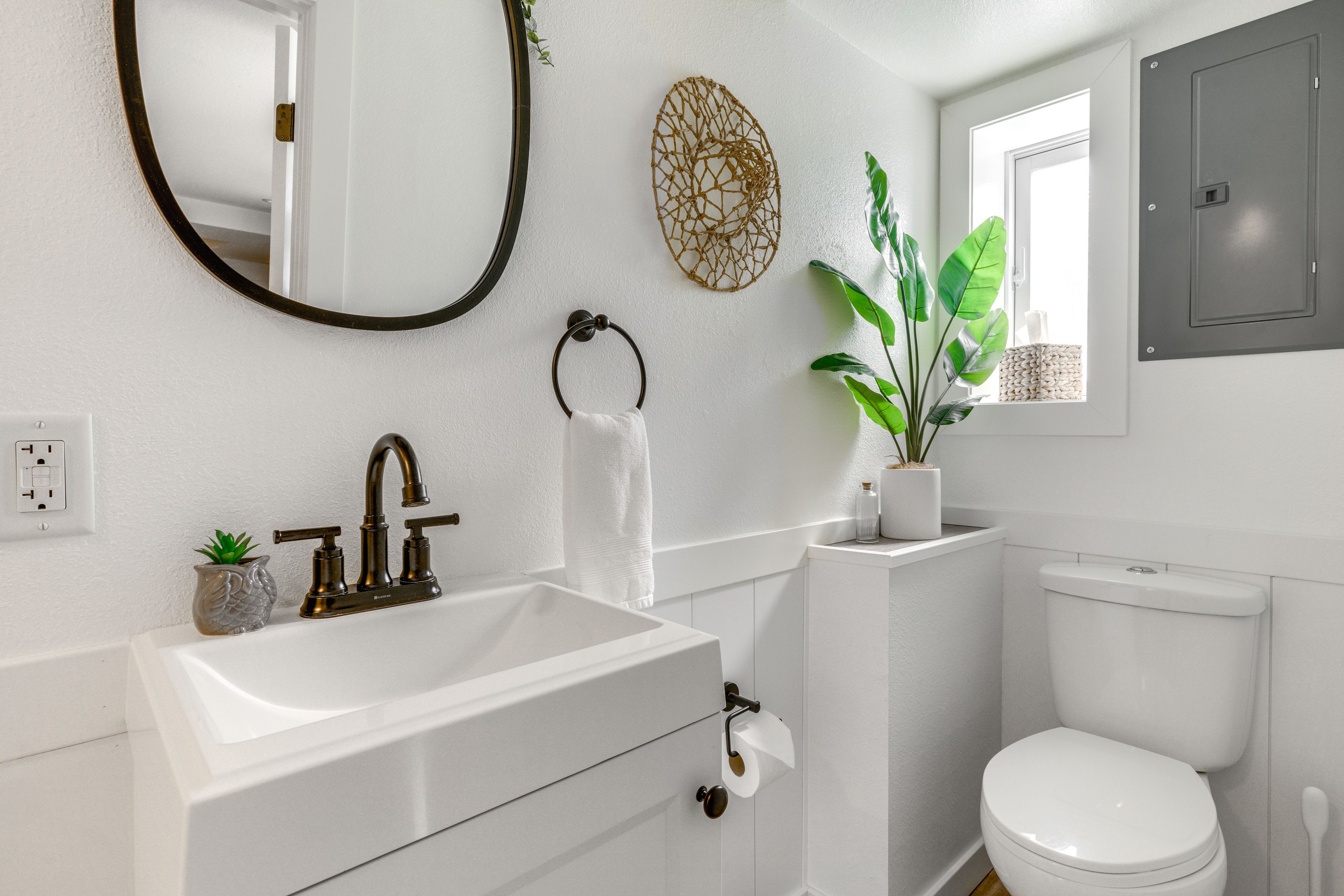 Full Bathroom | Complimentary Toiletries | Towels Provided | 1st Floor
