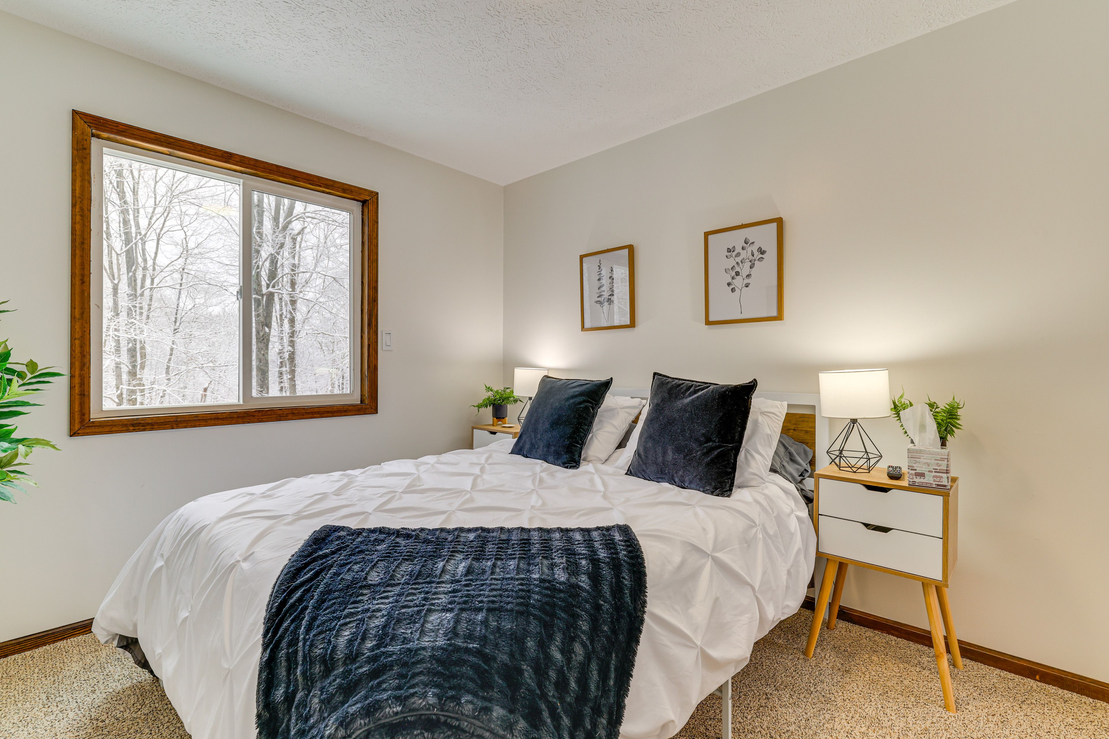 Bedroom 1 | 1st Floor | Queen Bed | Linens Provided | Smart TV